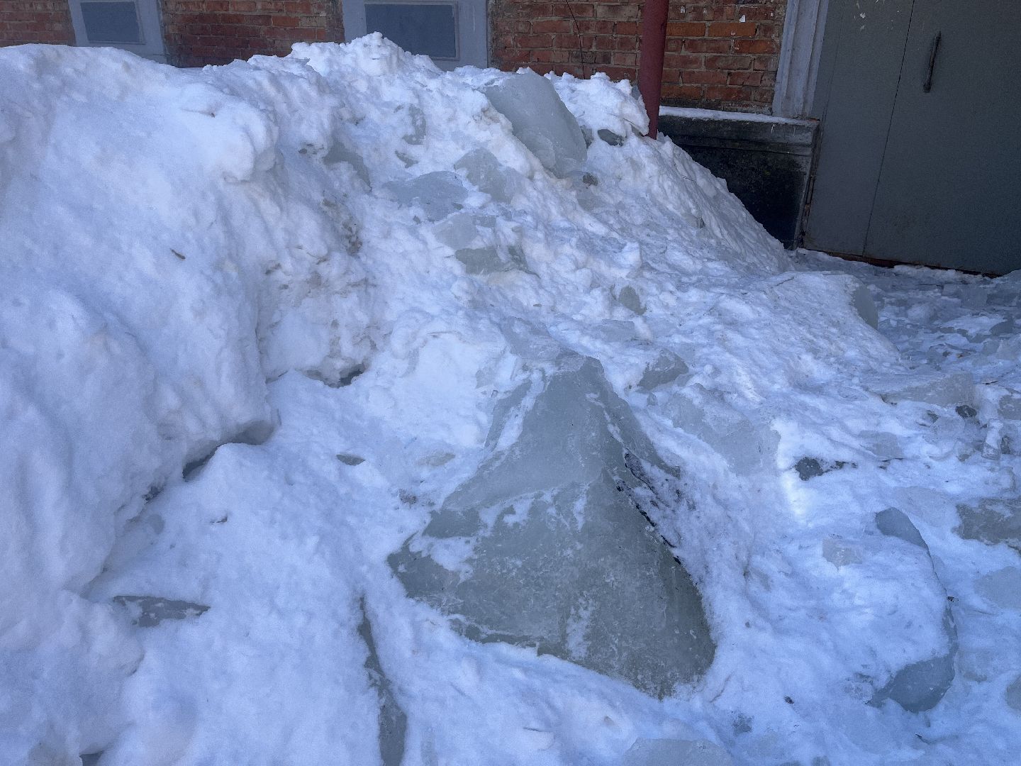 чистка кровли от снега, сбивание сосулек, сосульки, очистка крыш,