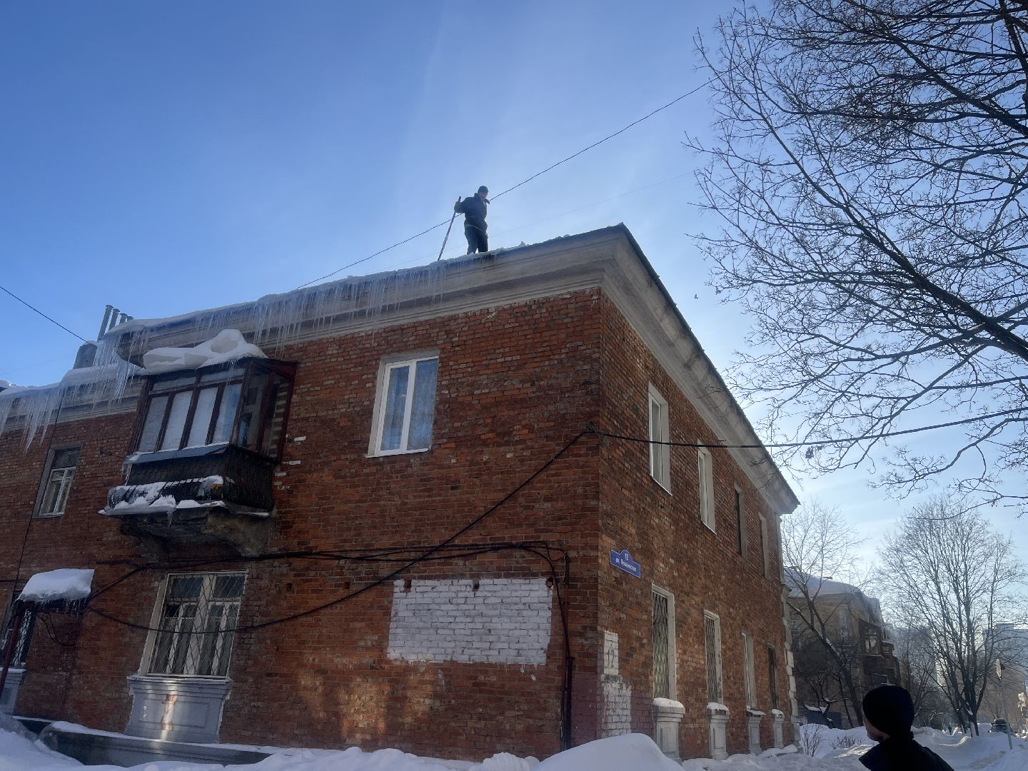 чистка кровли от снега, сбивание сосулек, сосульки, очистка крыш,
