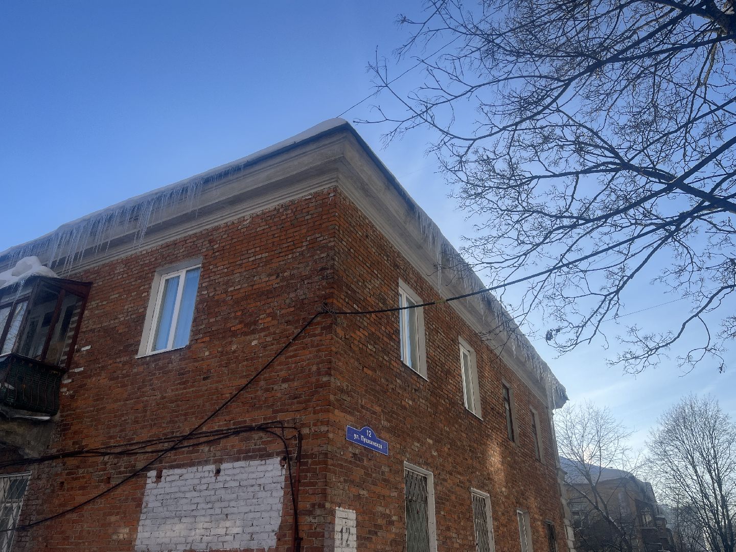 чистка кровли от снега, сбивание сосулек, сосульки, очистка крыш,