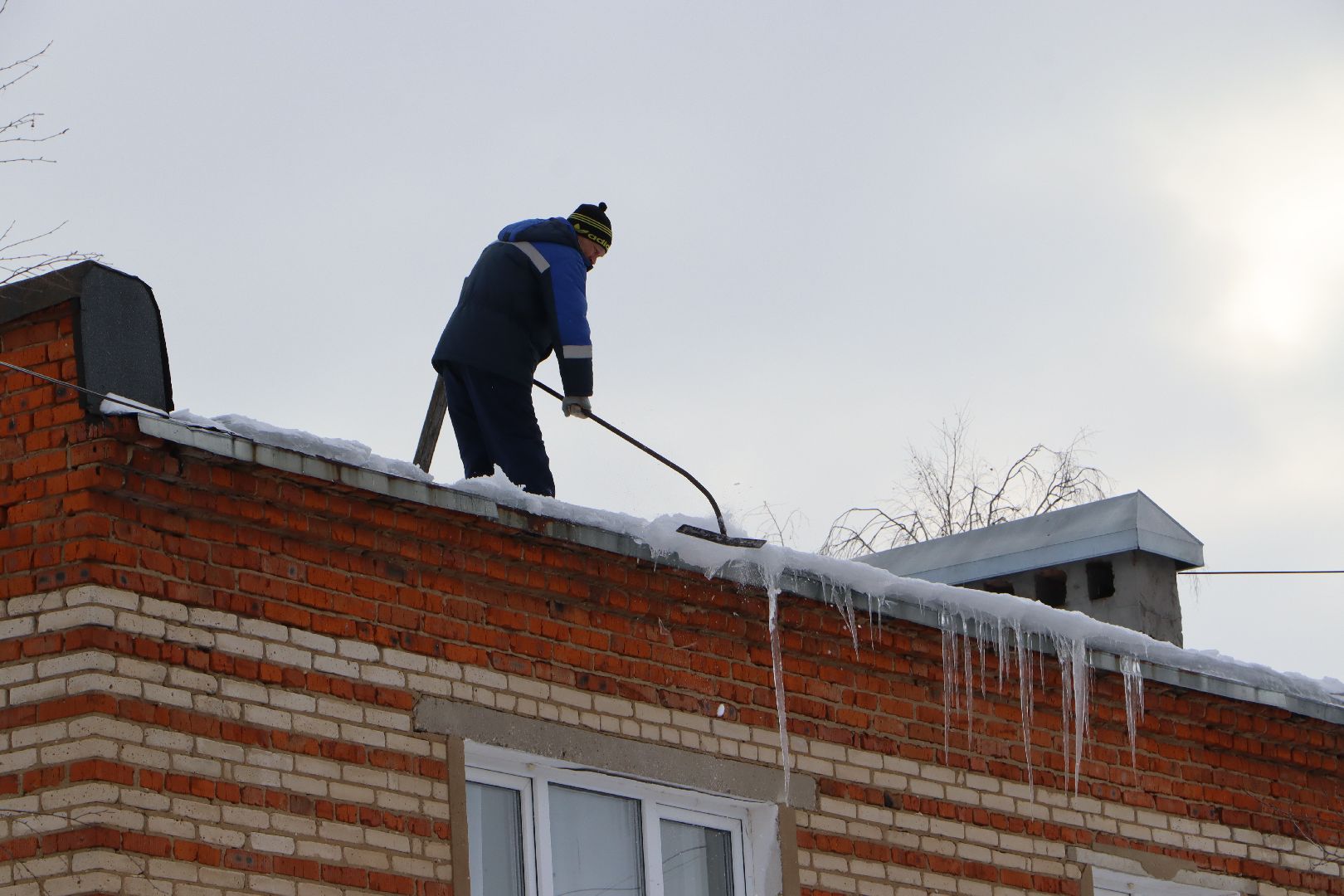 Серебряные Пруды, ЖКХ, сосульки, наледь на крыше,