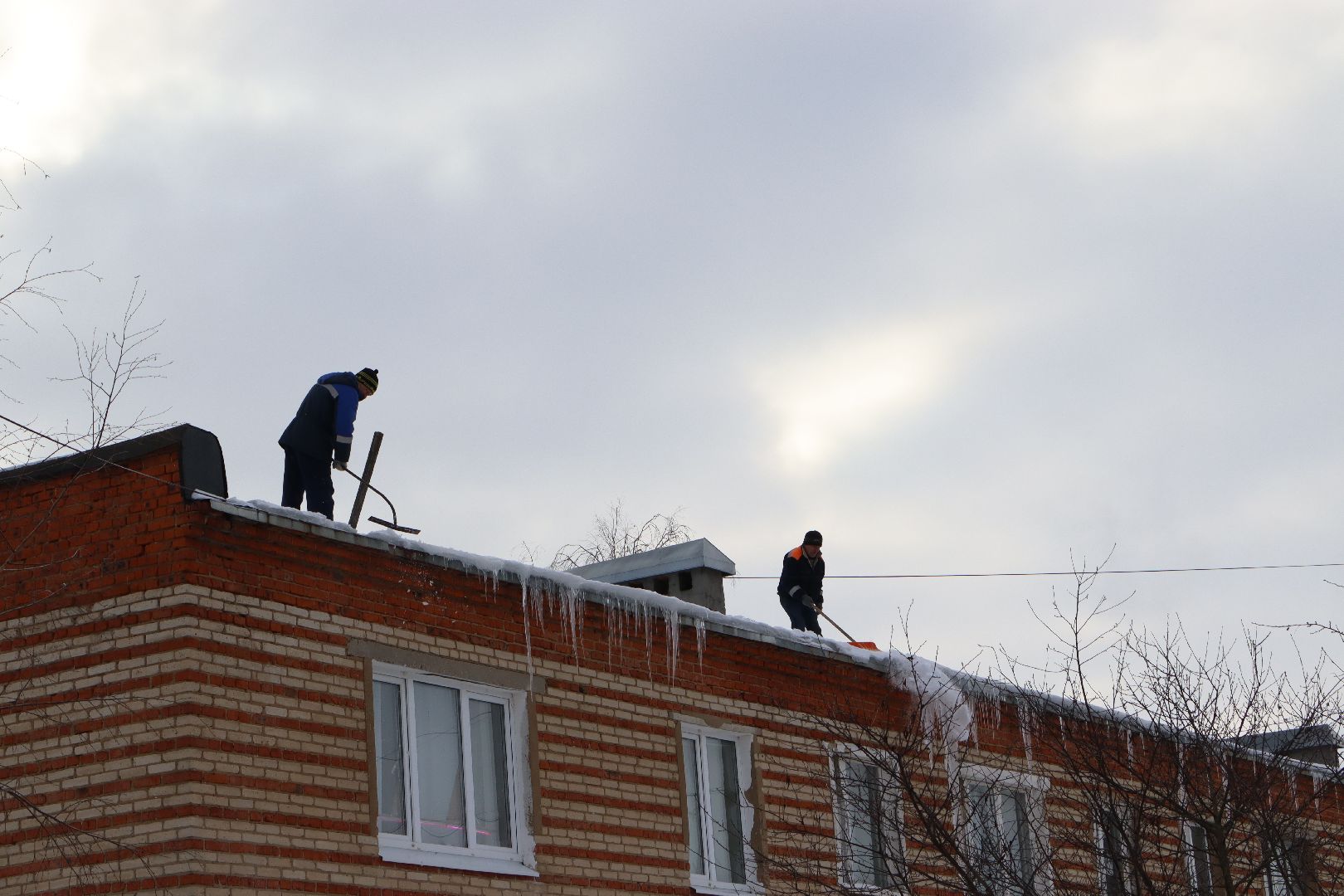 Серебряные Пруды, ЖКХ, сосульки, наледь на крыше,