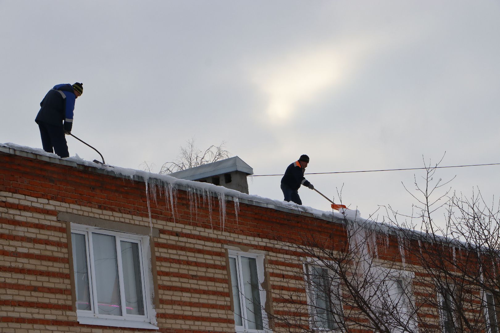 Серебряные Пруды, ЖКХ, сосульки, наледь на крыше,