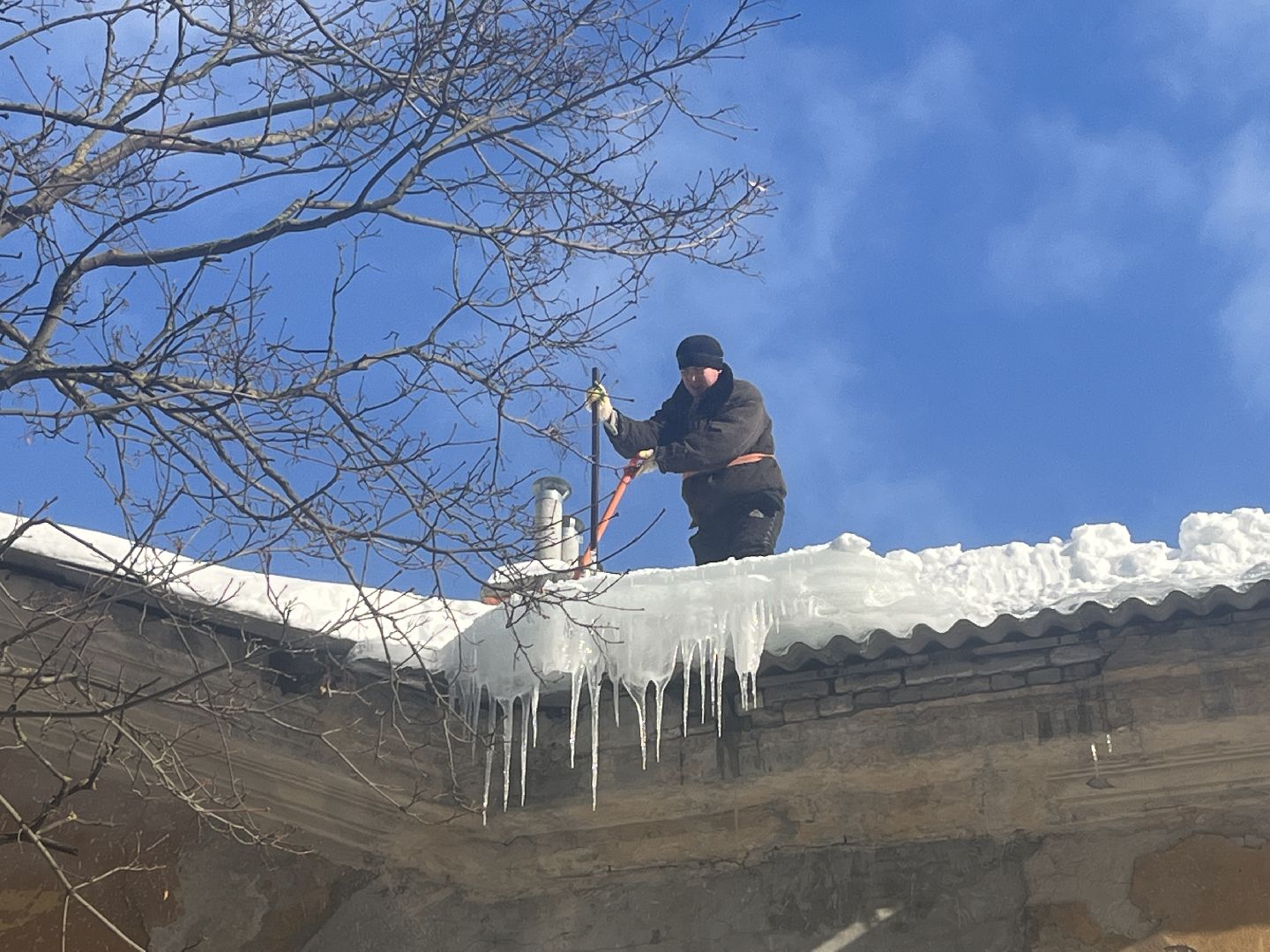 очистка крыш, сосульки, сбивание сосулек,