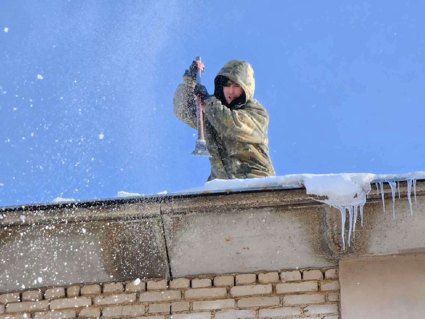 можайск, можайский городской округ, подмосковье, очистка крыш, кровля, наледь, снег, сосульки, промышленные альпинисты, жкх,