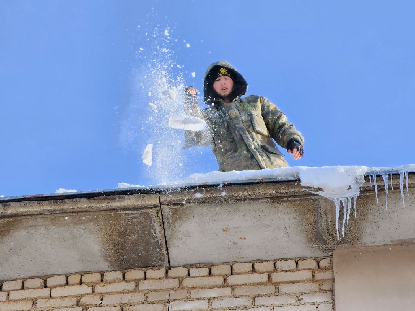 можайск, можайский городской округ, подмосковье, очистка крыш, кровля, наледь, снег, сосульки, промышленные альпинисты, жкх,