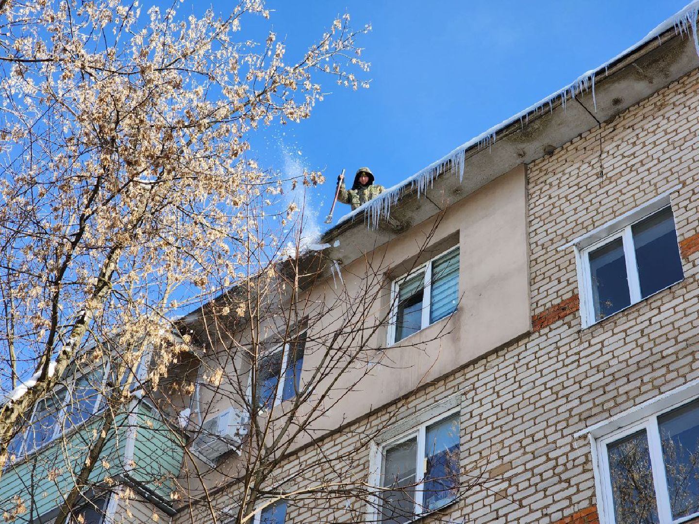 можайск, можайский городской округ, подмосковье, очистка крыш, кровля, наледь, снег, сосульки, промышленные альпинисты, жкх,