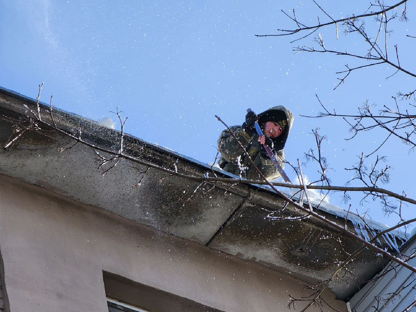 можайск, можайский городской округ, подмосковье, очистка крыш, кровля, наледь, снег, сосульки, промышленные альпинисты, жкх,
