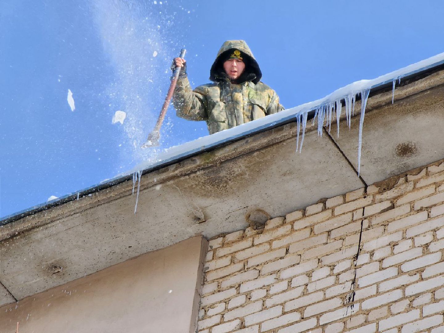 можайск, можайский городской округ, подмосковье, очистка крыш, кровля, наледь, снег, сосульки, промышленные альпинисты, жкх,
