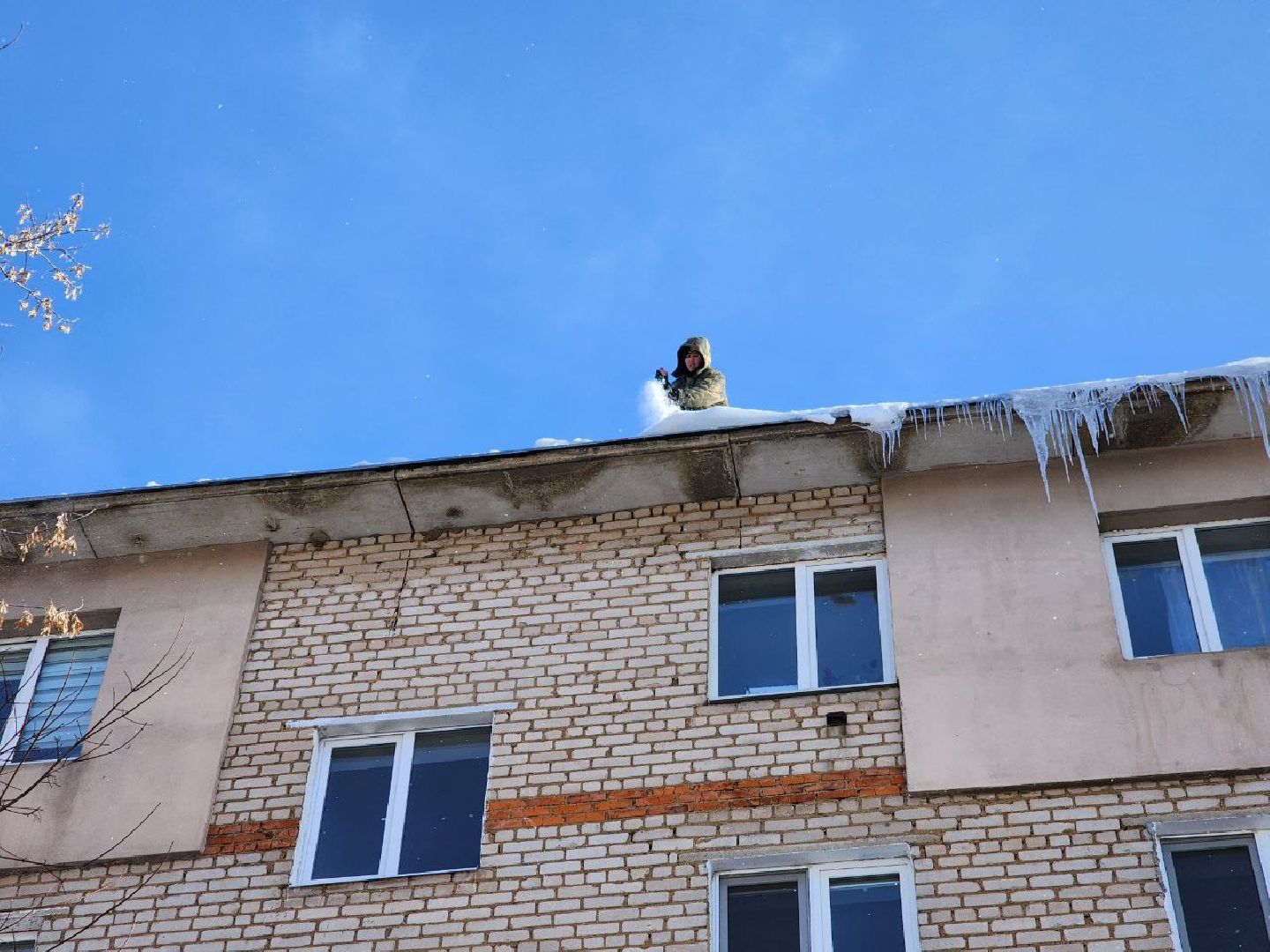 можайск, можайский городской округ, подмосковье, очистка крыш, кровля, наледь, снег, сосульки, промышленные альпинисты, жкх,