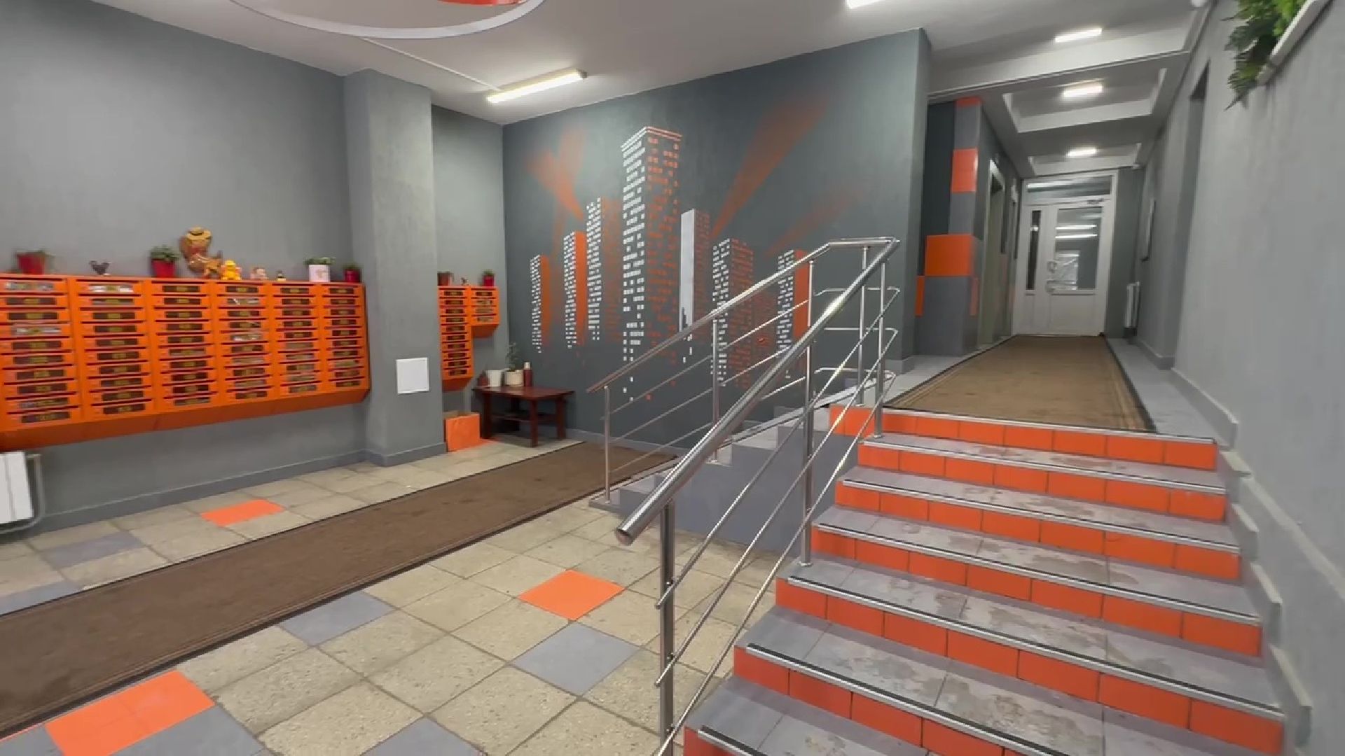 Видное, ремонт подъезда, управляющая компания, стены, люстра, почтовые ящики,