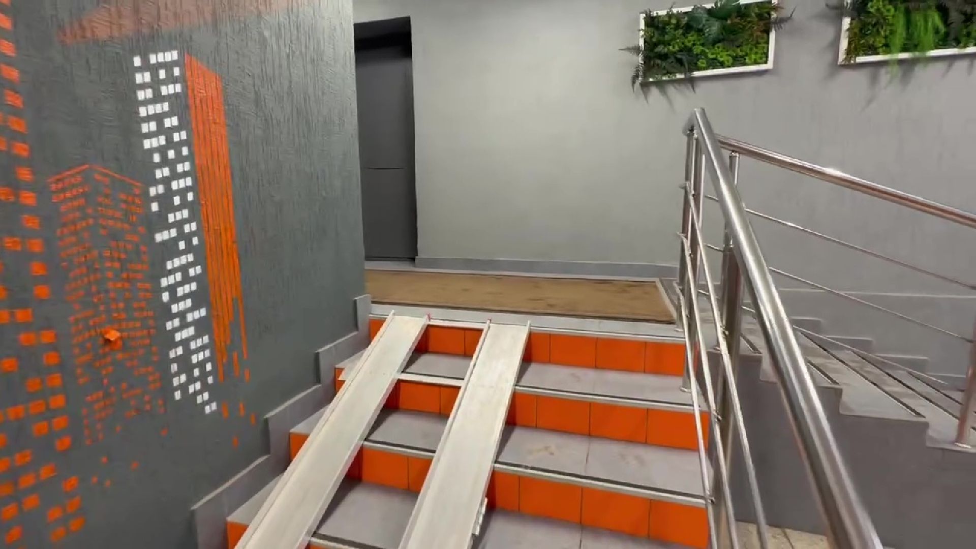 Видное, ремонт подъезда, управляющая компания, стены, люстра, почтовые ящики,