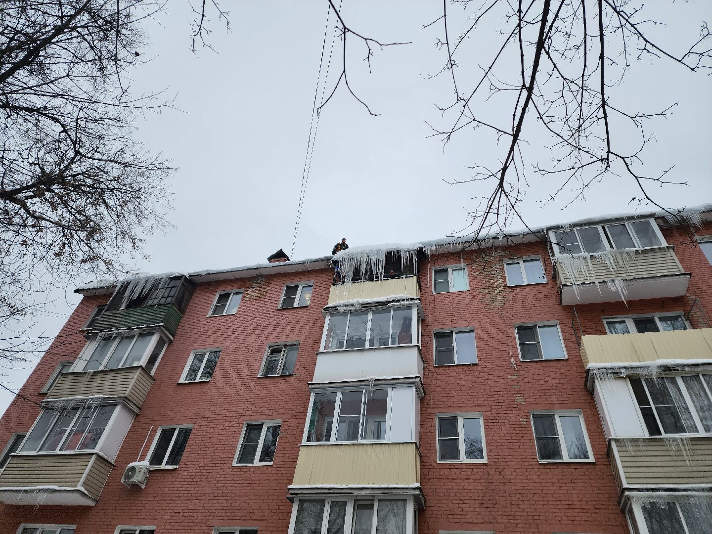 пушкино, сосульки, жкх, наледь на крыше,