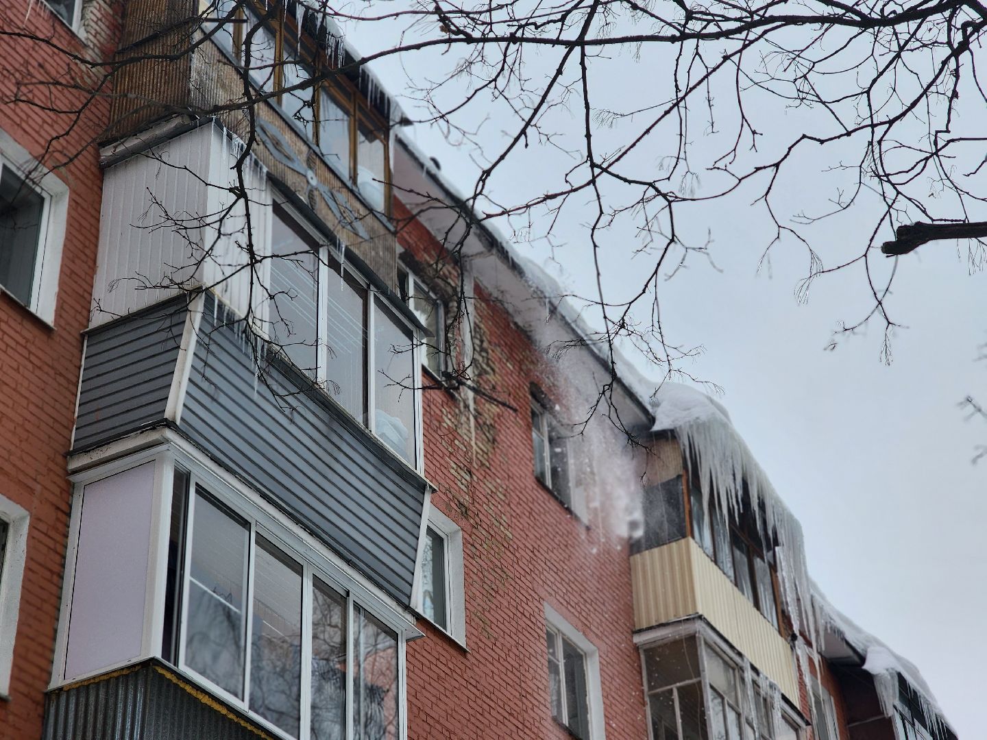 пушкино, сосульки, жкх, наледь на крыше,