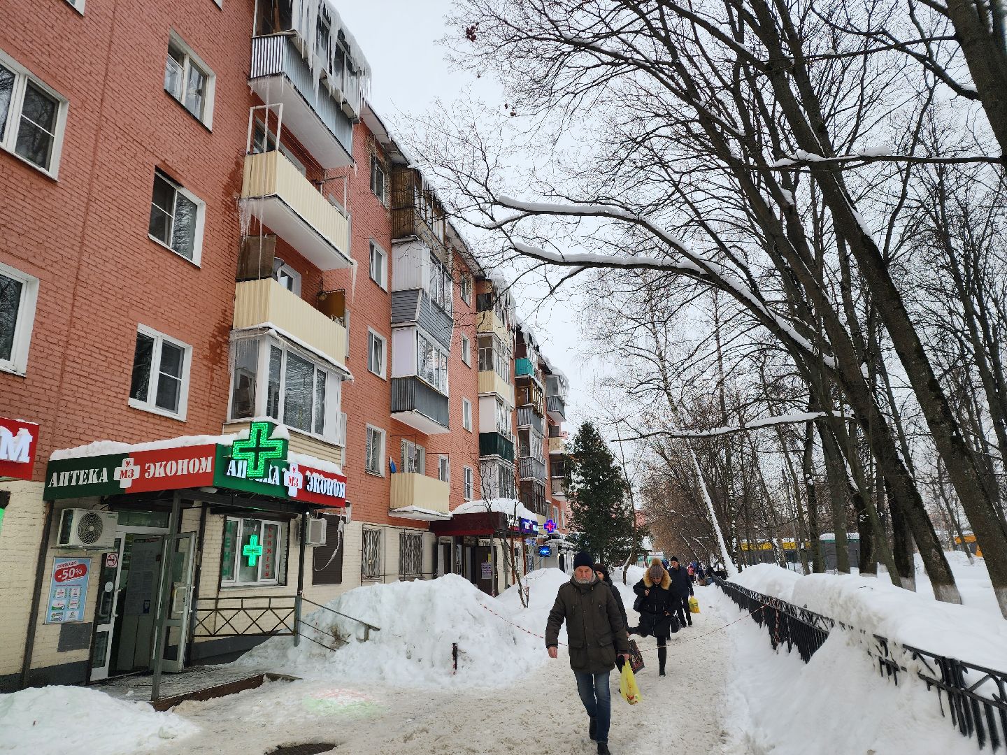 пушкино, сосульки, жкх, наледь на крыше,