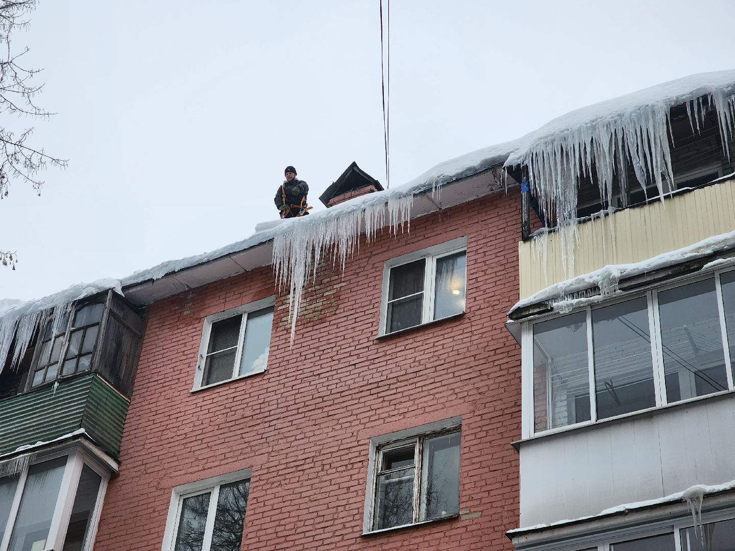 пушкино, сосульки, жкх, наледь на крыше,