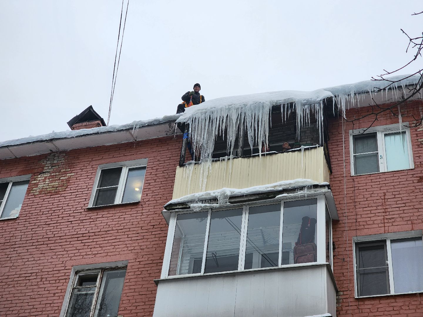пушкино, сосульки, жкх, наледь на крыше,