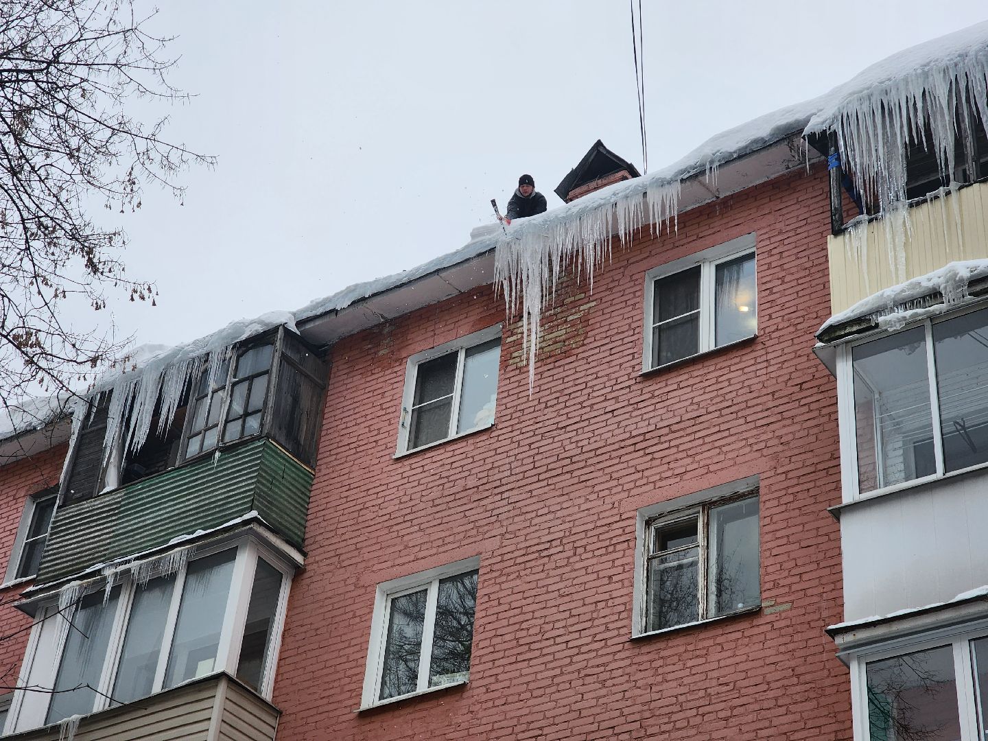 пушкино, сосульки, жкх, наледь на крыше,