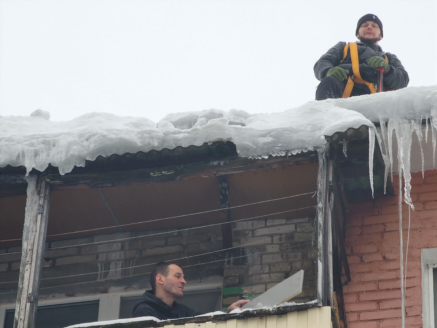 пушкино, сосульки, жкх, наледь на крыше,