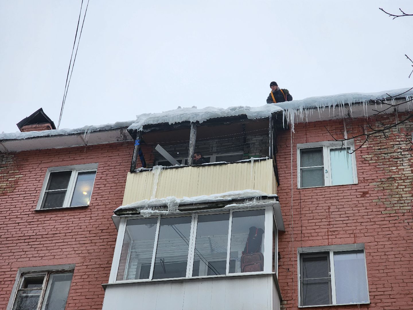 пушкино, сосульки, жкх, наледь на крыше,