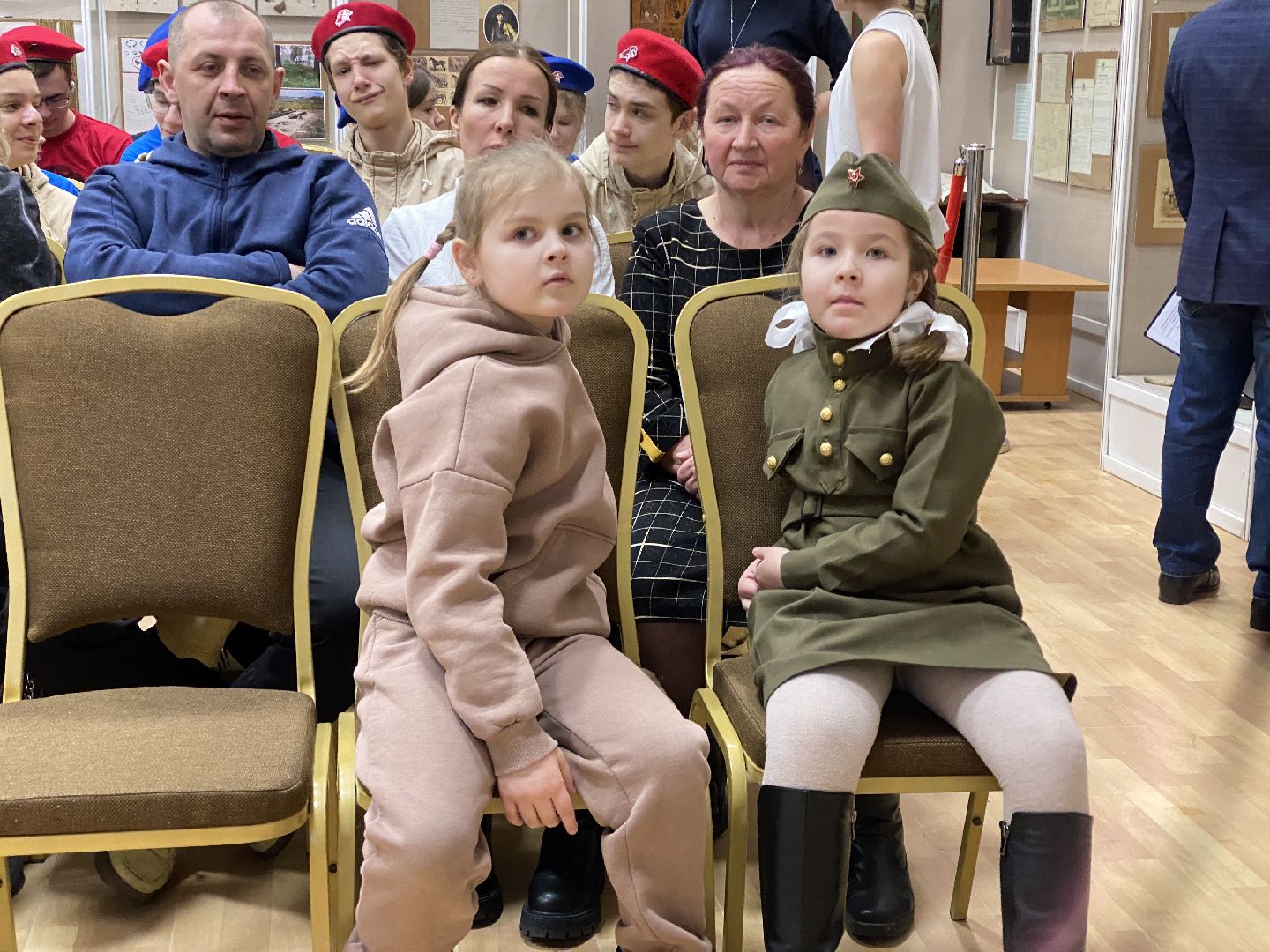 сво, семьи участников сво, глава ленинского городского округа, награждение, станислав каторов,