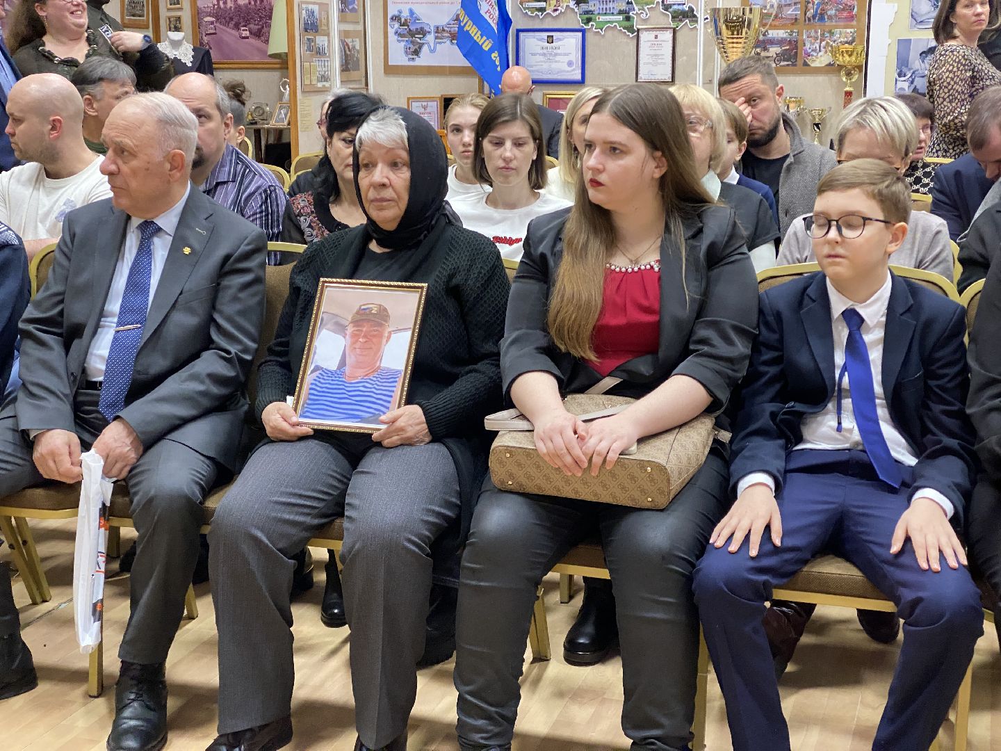 сво, семьи участников сво, глава ленинского городского округа, награждение, станислав каторов,