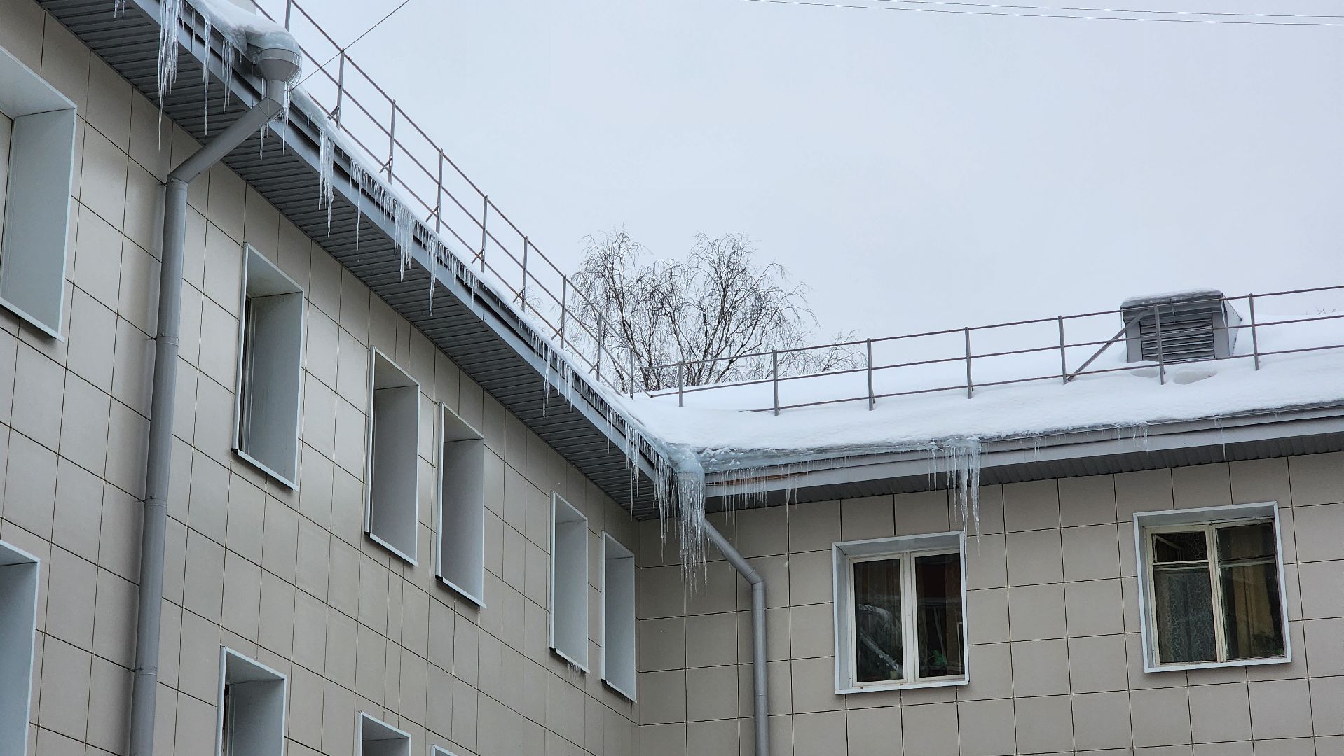 уборка снега, чистка кровли от снега,