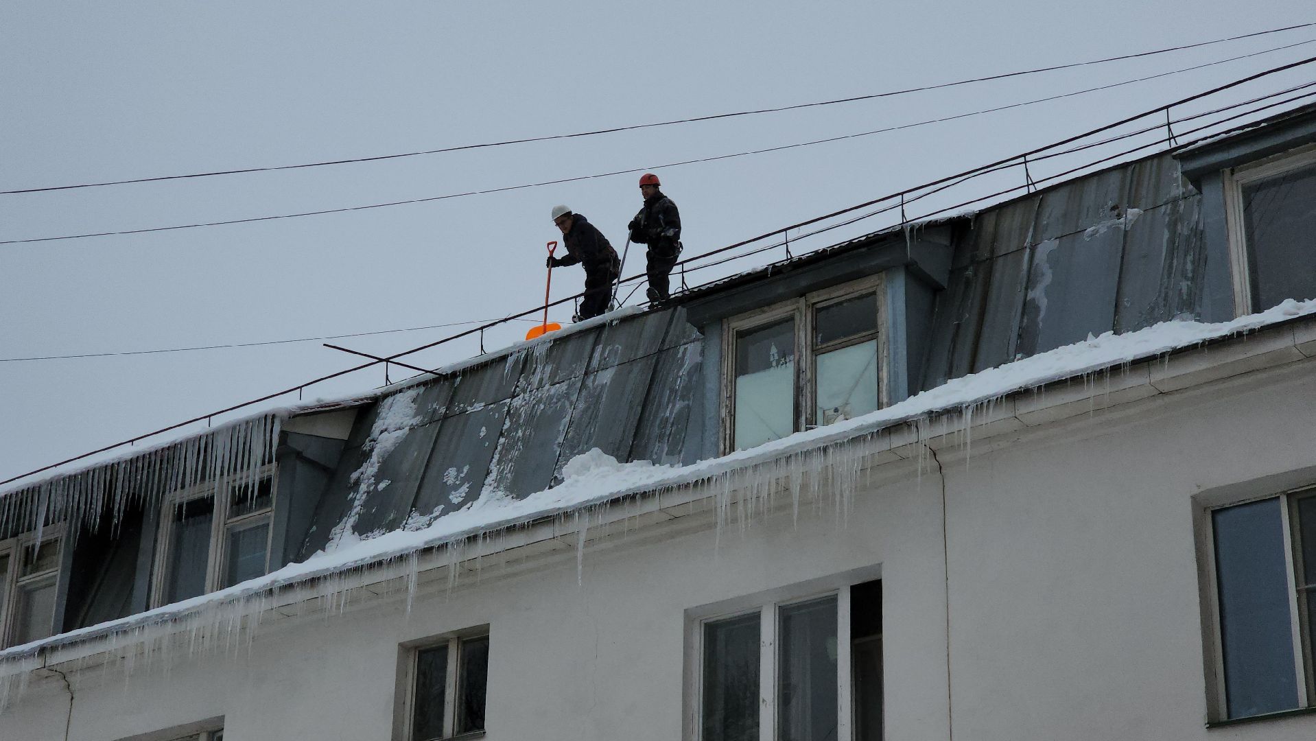 уборка снега, чистка кровли от снега,