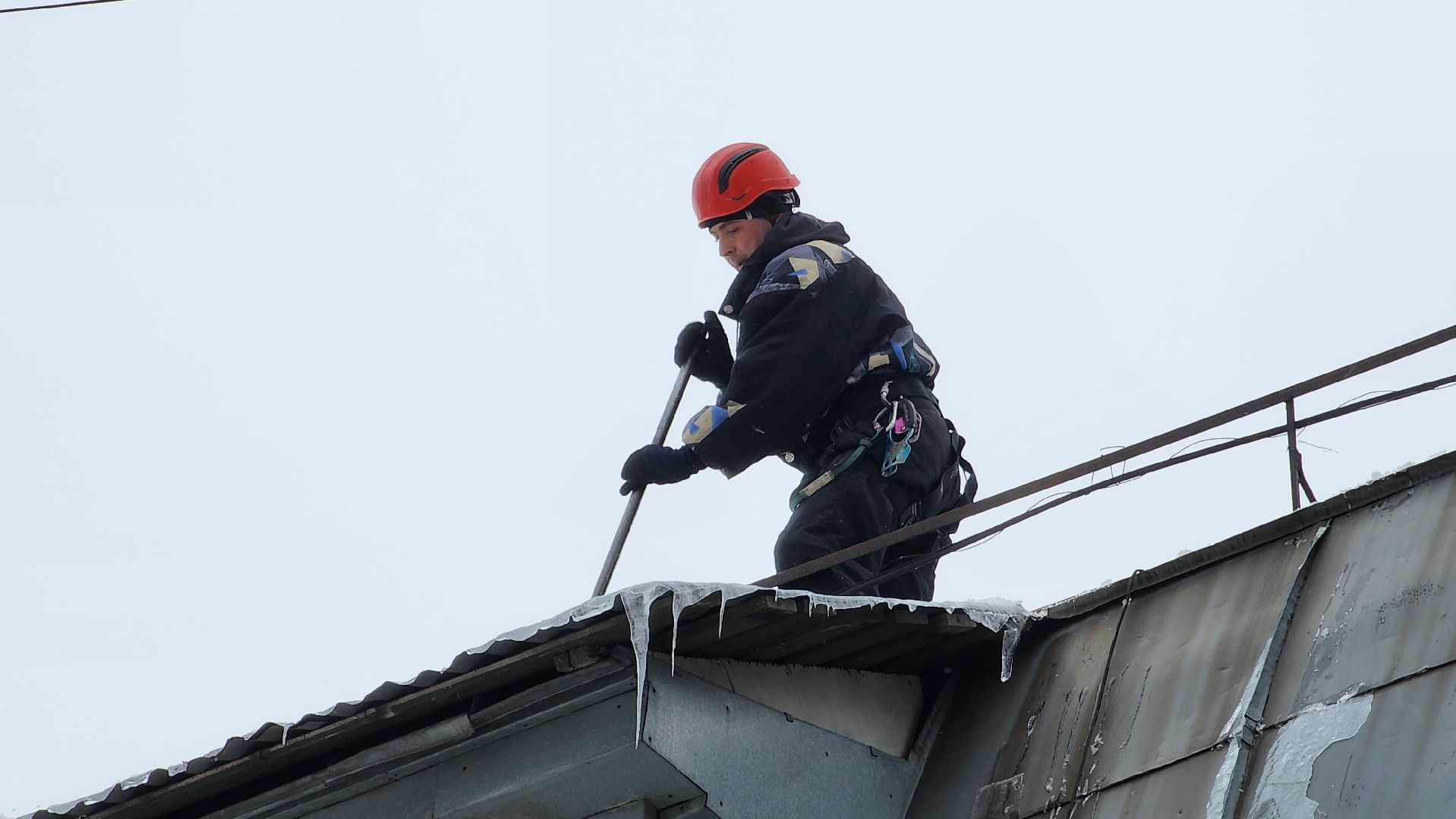 уборка снега, чистка кровли от снега,