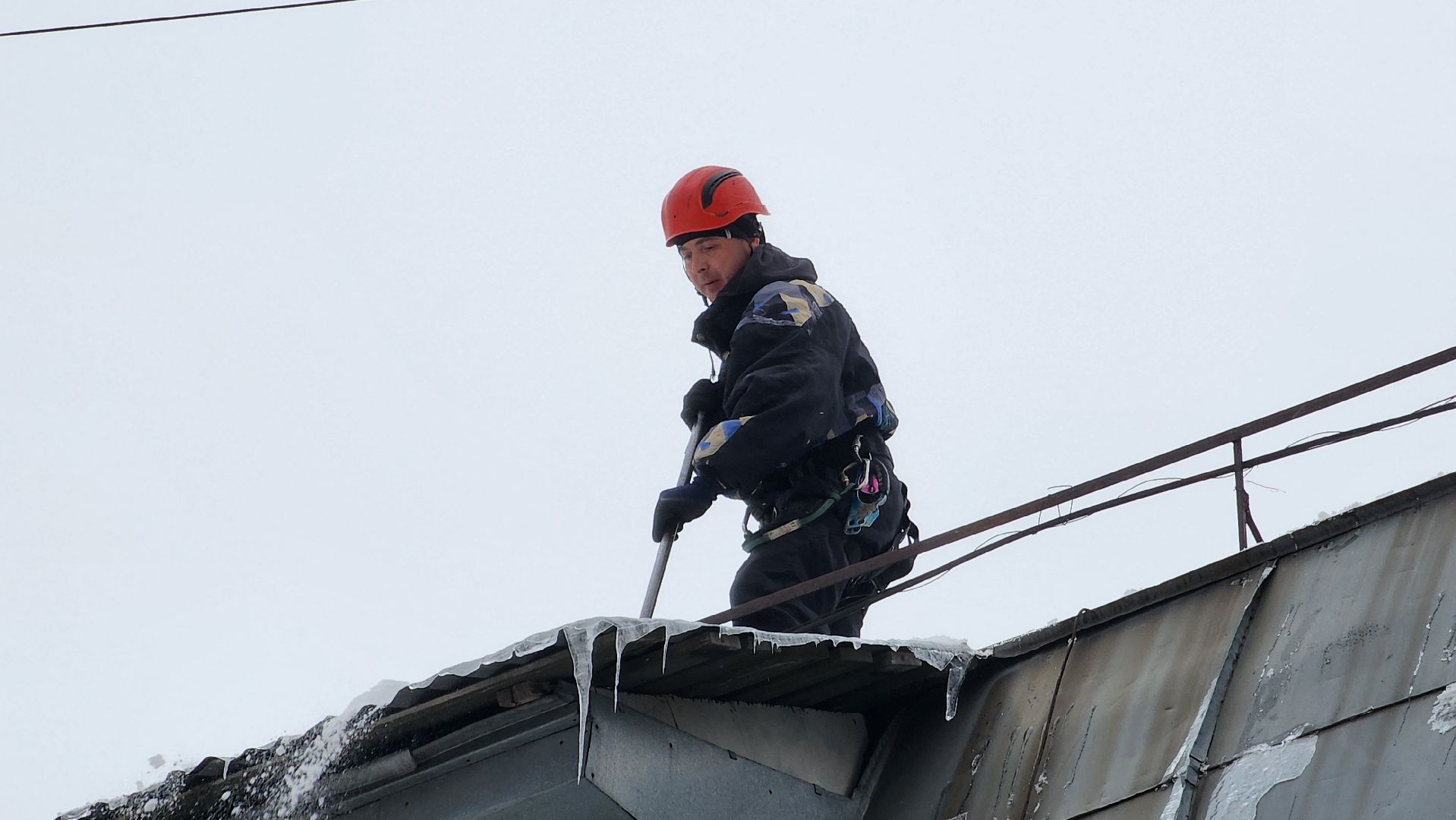 уборка снега, чистка кровли от снега,