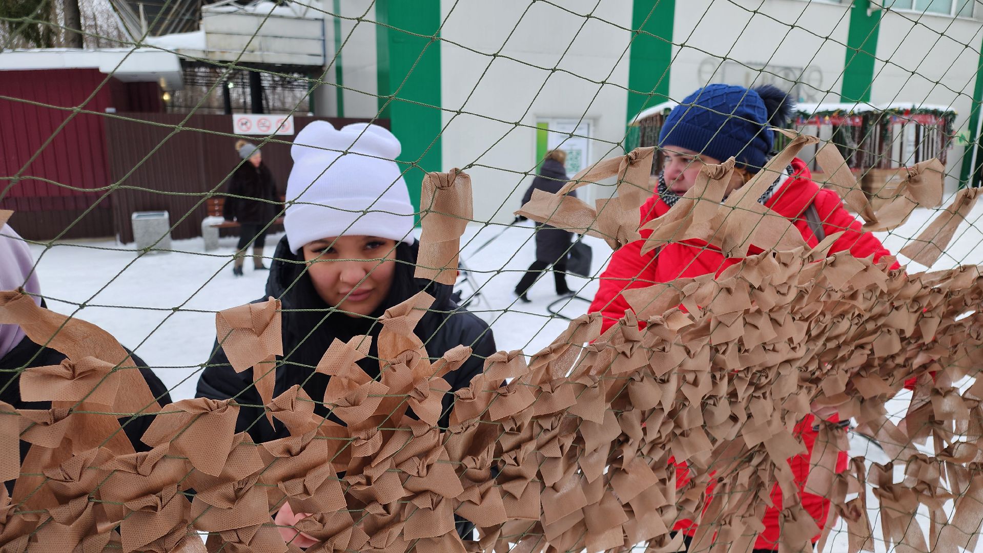 кашира, городской парк, день защитника отечества, мастер класс, маскировочные сети, волонтеры, ожерелье,