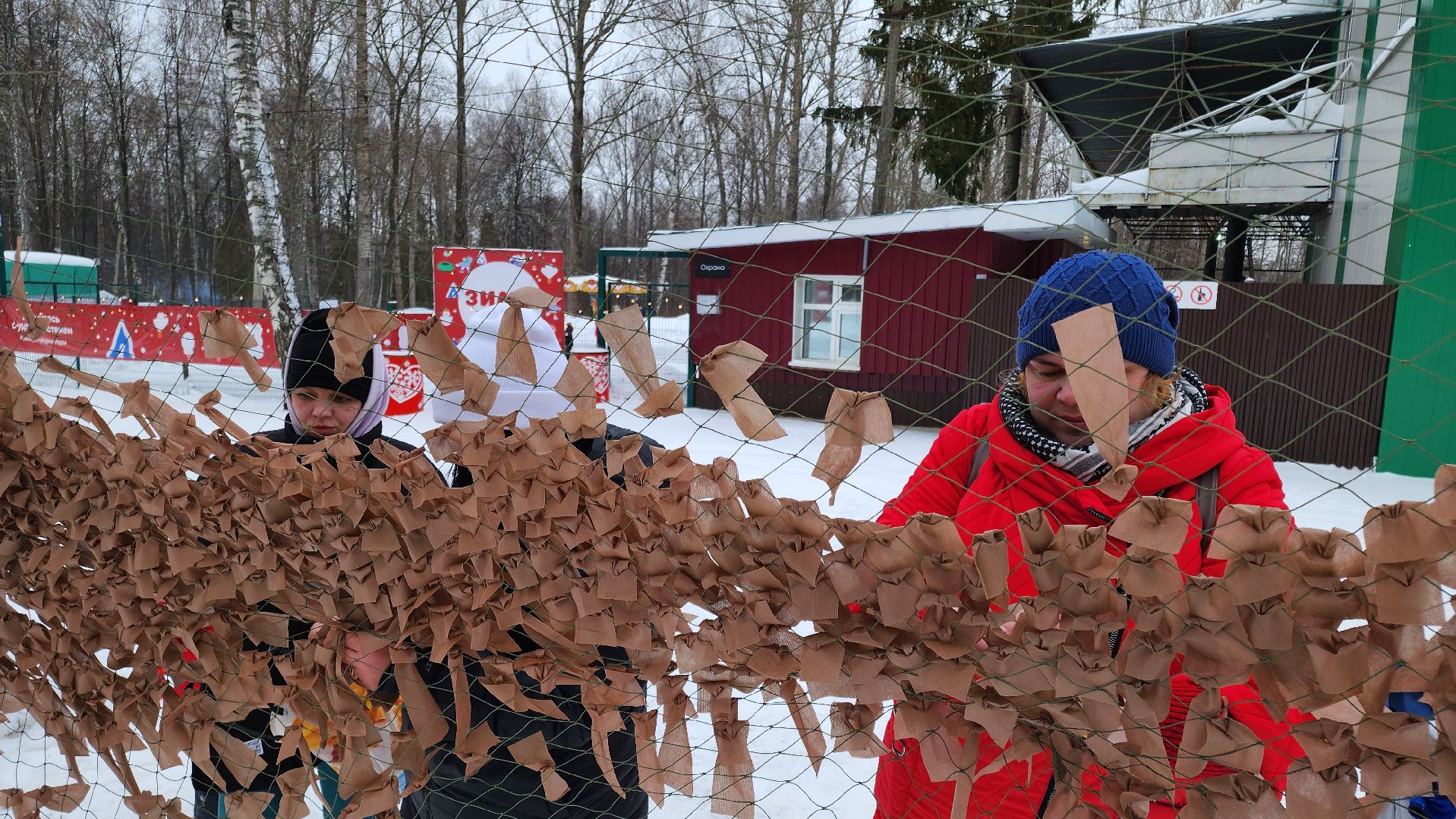 кашира, городской парк, день защитника отечества, мастер класс, маскировочные сети, волонтеры, ожерелье,