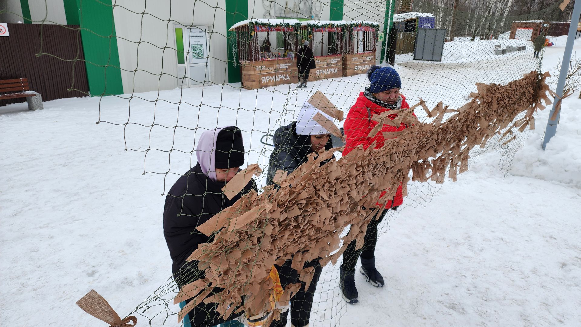 кашира, городской парк, день защитника отечества, мастер класс, маскировочные сети, волонтеры, ожерелье,