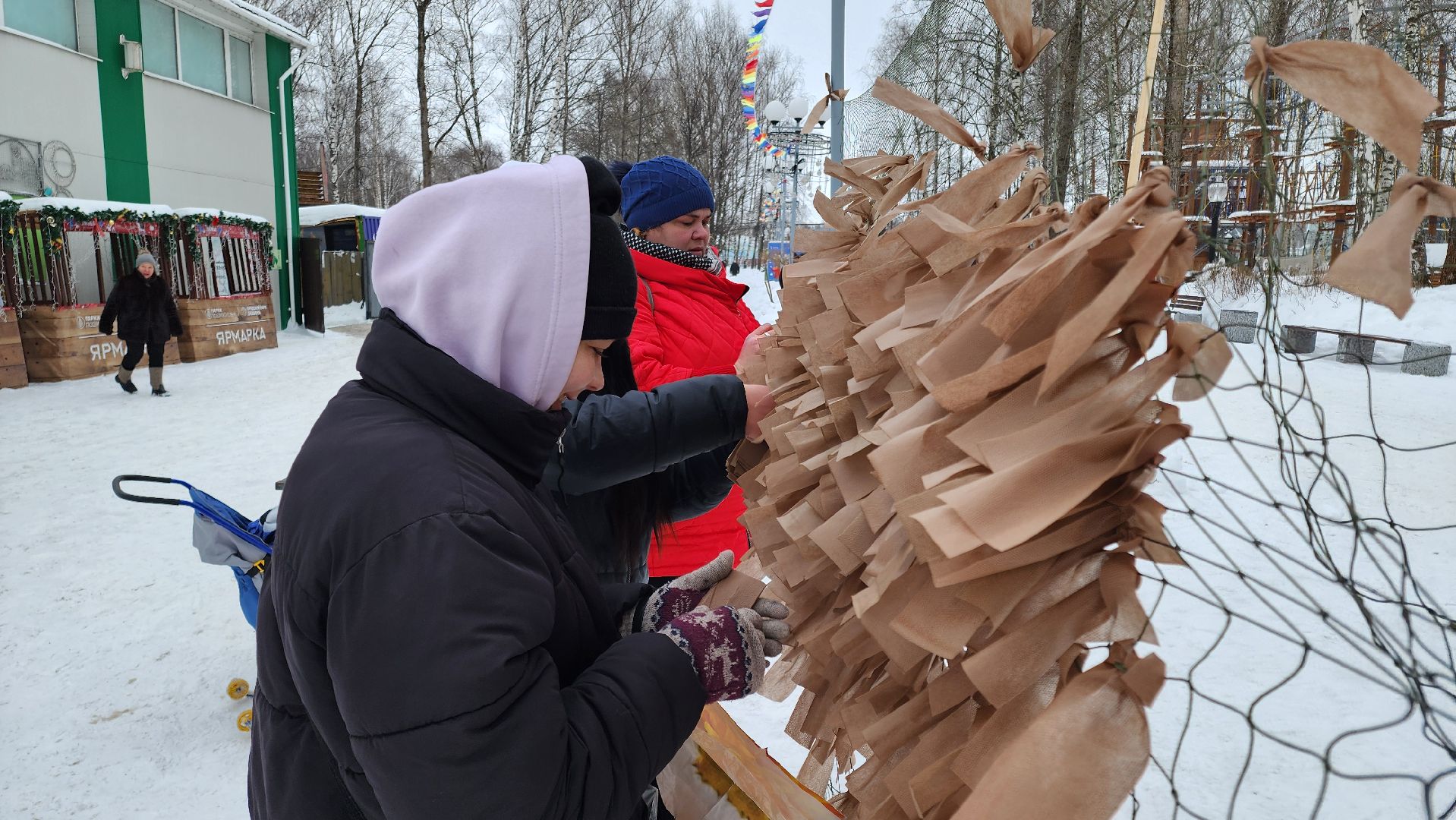 кашира, городской парк, день защитника отечества, мастер класс, маскировочные сети, волонтеры, ожерелье,