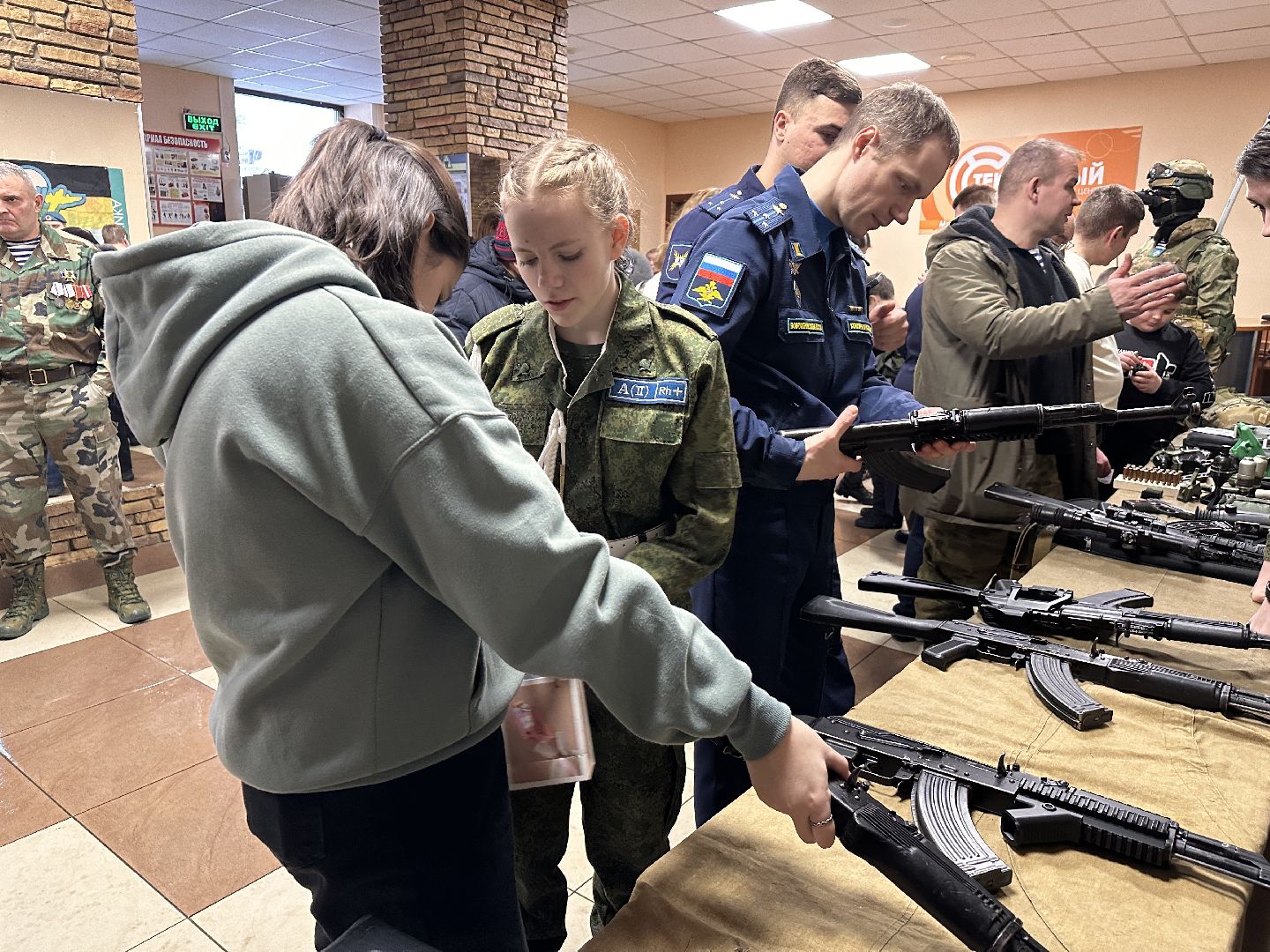 Клин, общество, история, день защитника отечества, выставка вооружения,