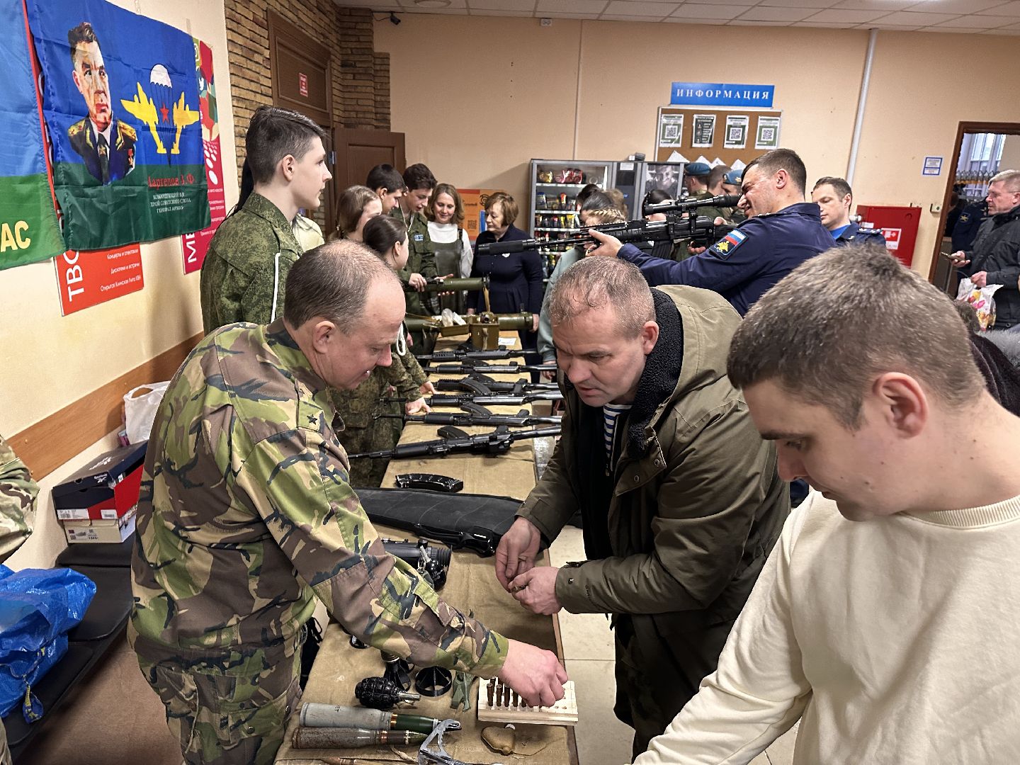 Клин, общество, история, день защитника отечества, выставка вооружения,