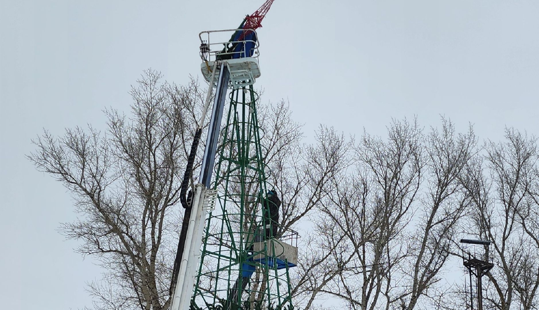 кашира, стадион энергетик, елка, символ нового года, демонтажные работы, Городской парк,