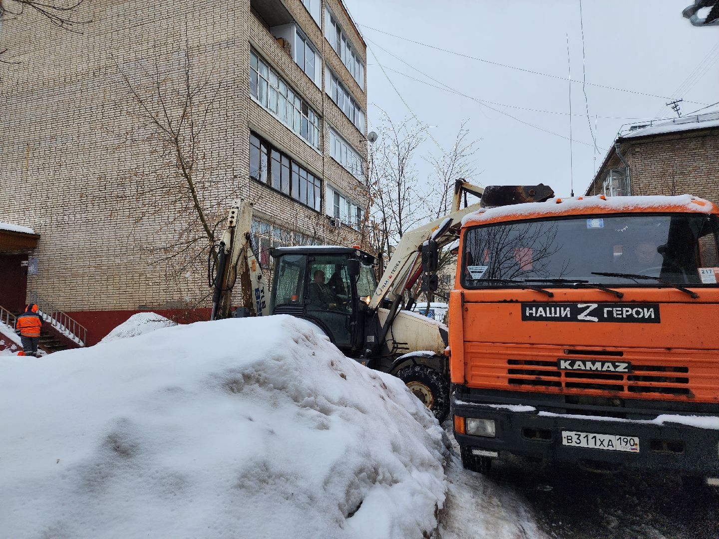 убирают снег, парковки,