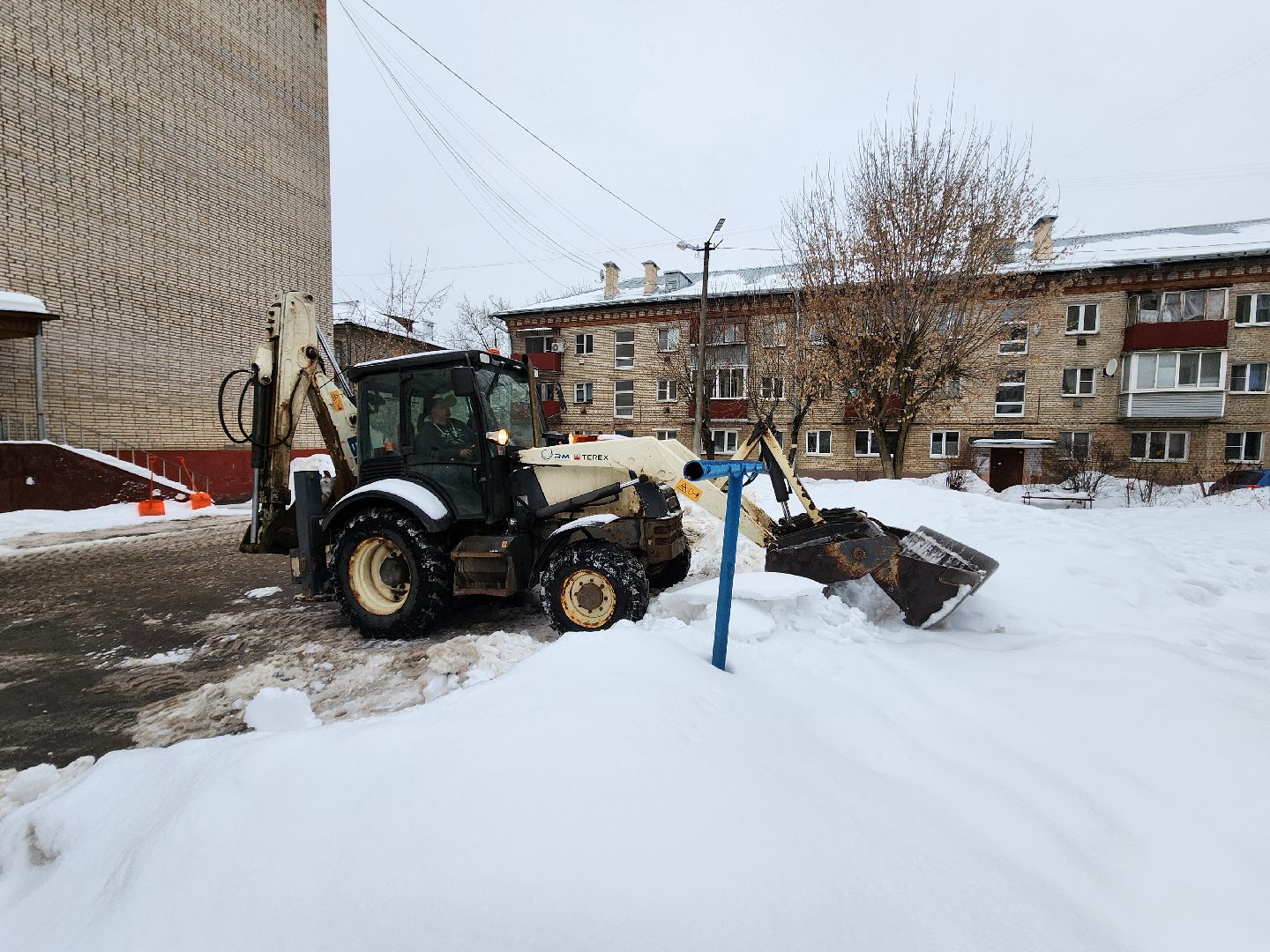убирают снег, парковки,