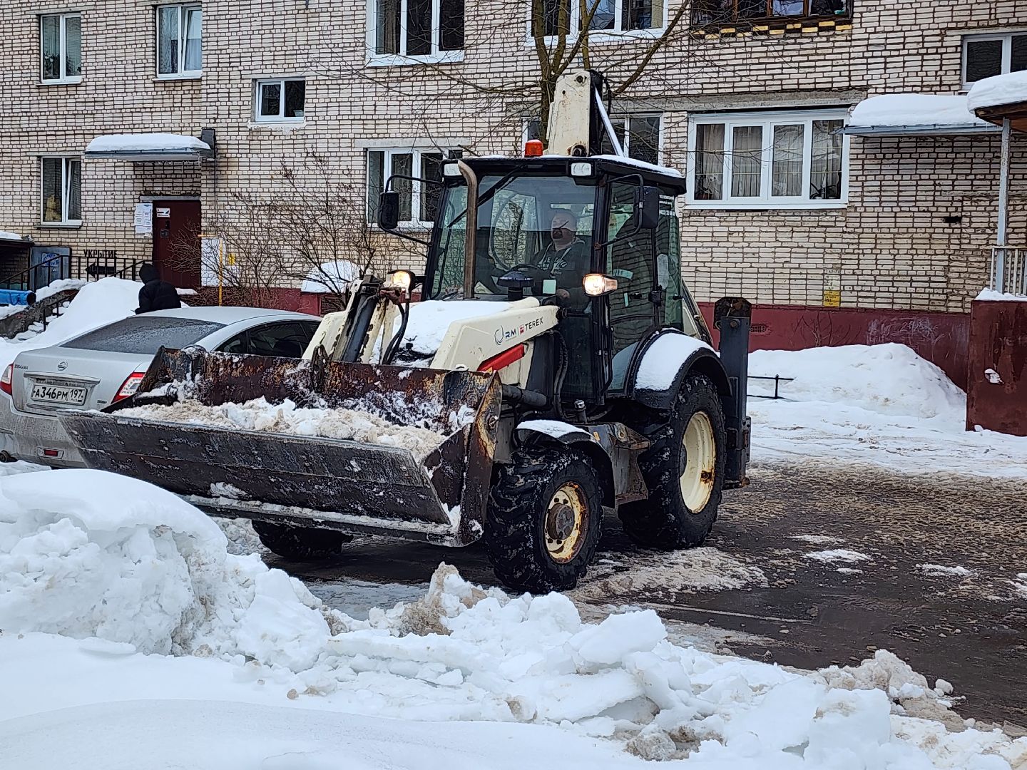 убирают снег, парковки,