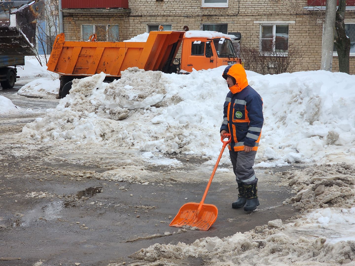 убирают снег, парковки,