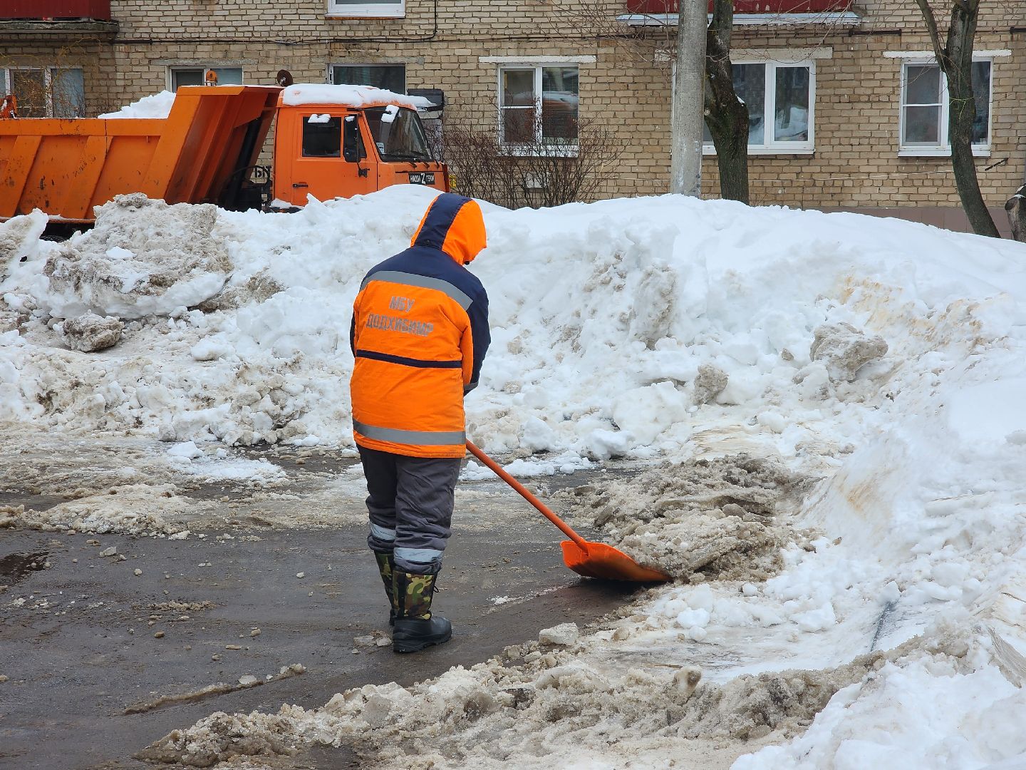 убирают снег, парковки,