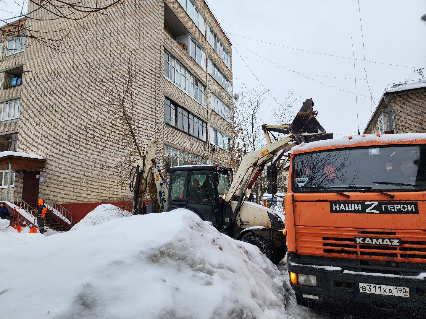 убирают снег, парковки,