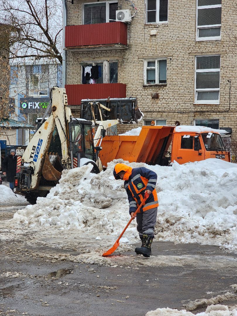 убирают снег, парковки,