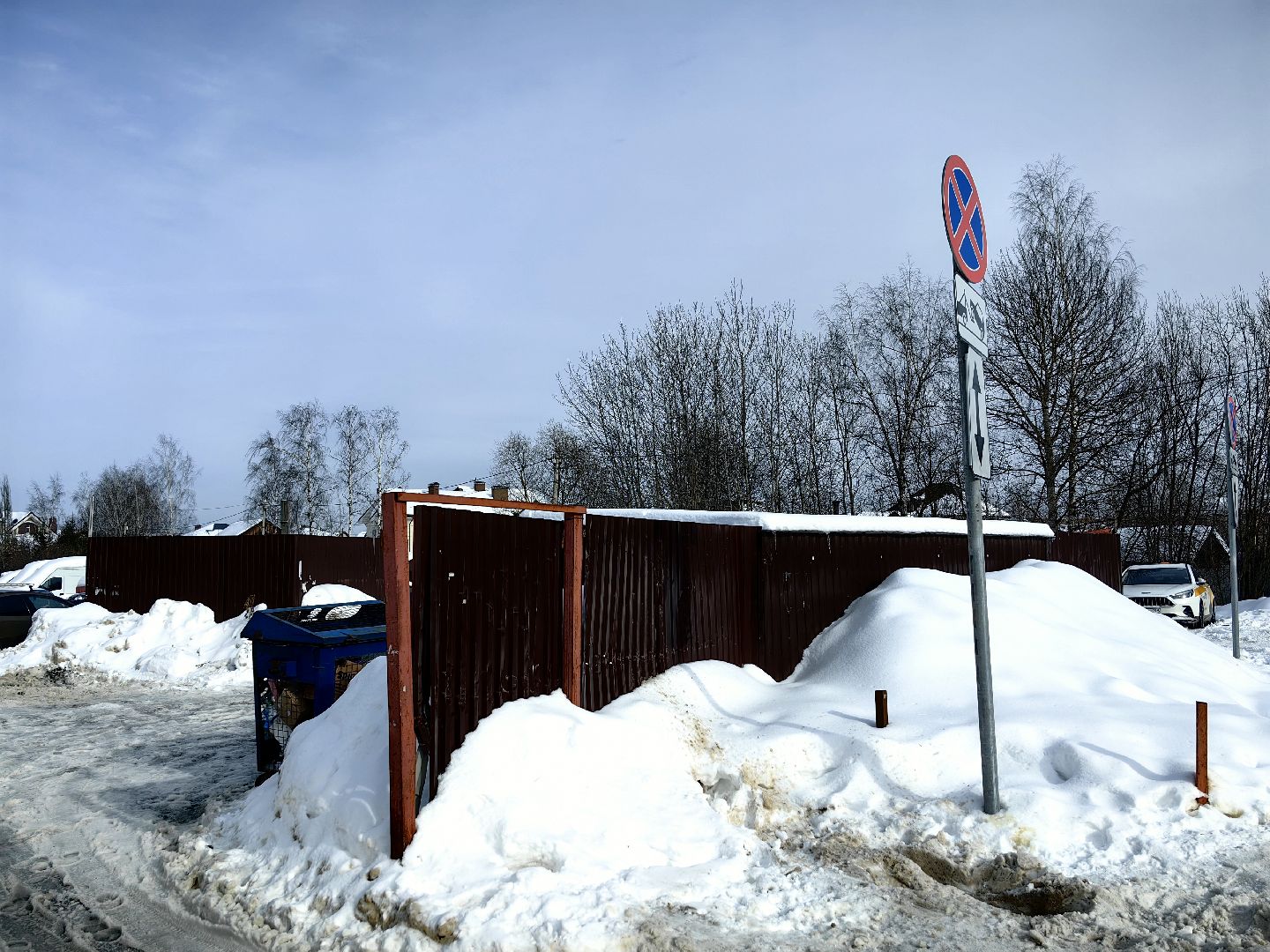 контейнерная площадка, мусоровоз, дорожные знаки, Остановка запрещена,