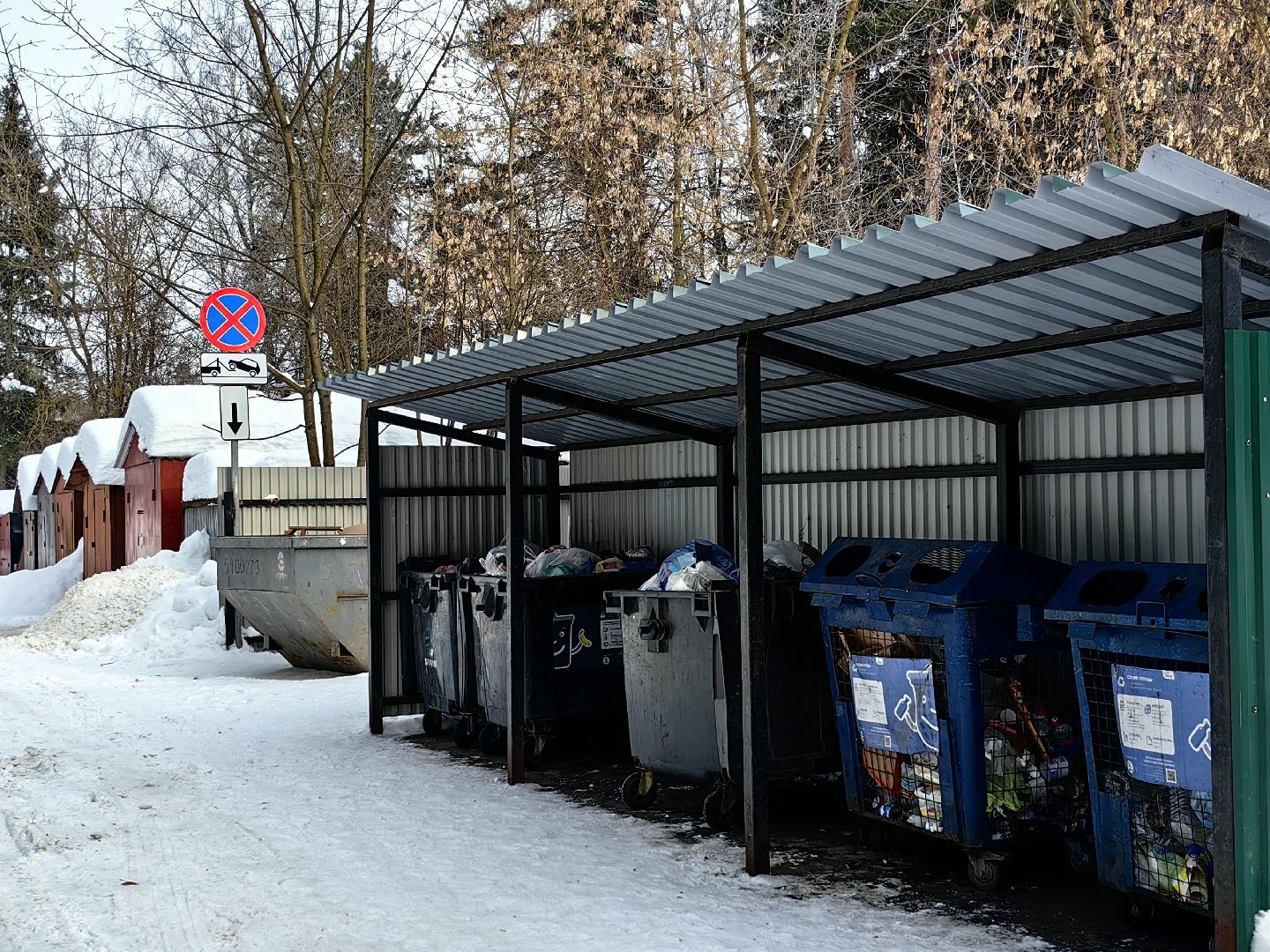 контейнерная площадка, мусоровоз, дорожные знаки, Остановка запрещена,