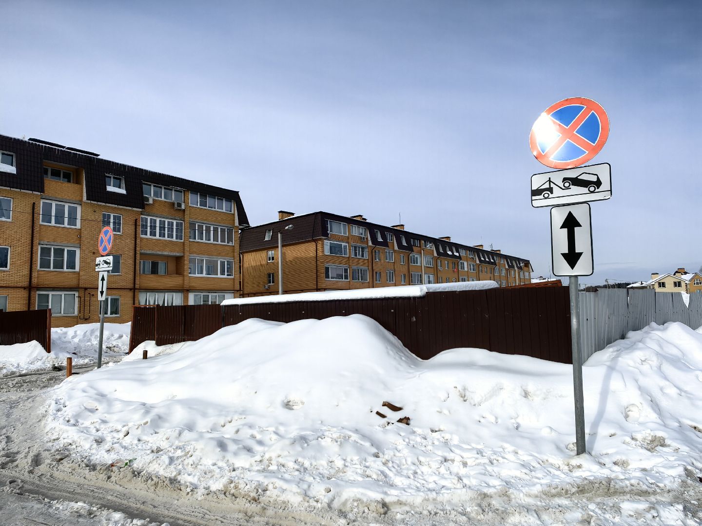 контейнерная площадка, мусоровоз, дорожные знаки, Остановка запрещена,