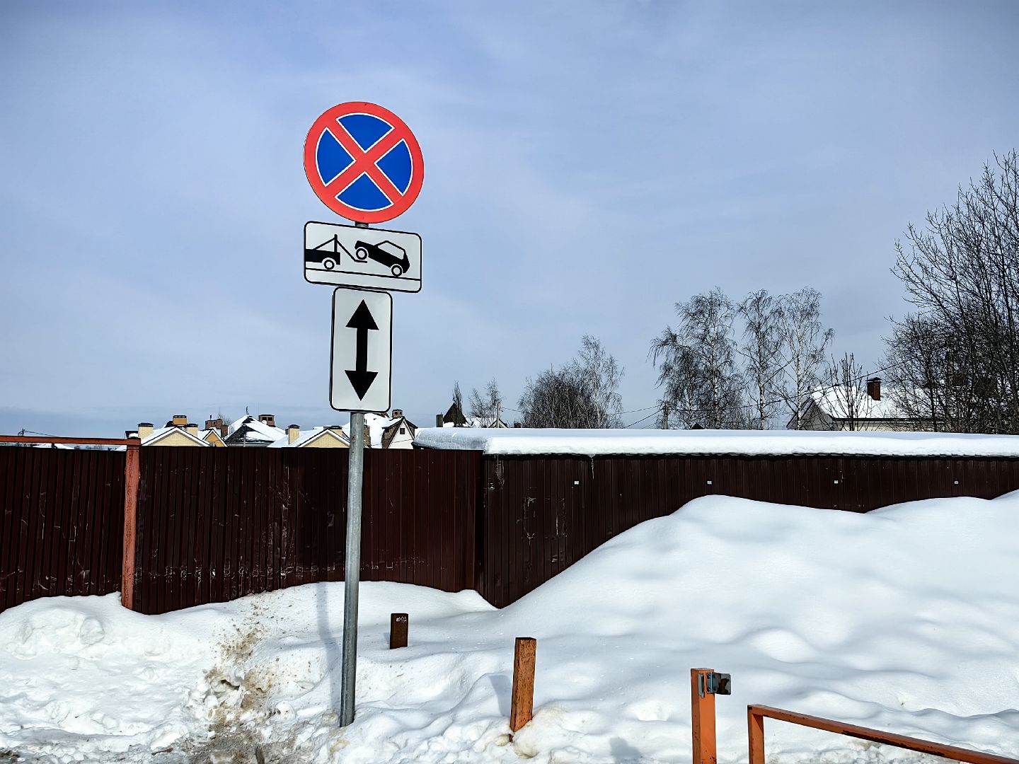 контейнерная площадка, мусоровоз, дорожные знаки, Остановка запрещена,