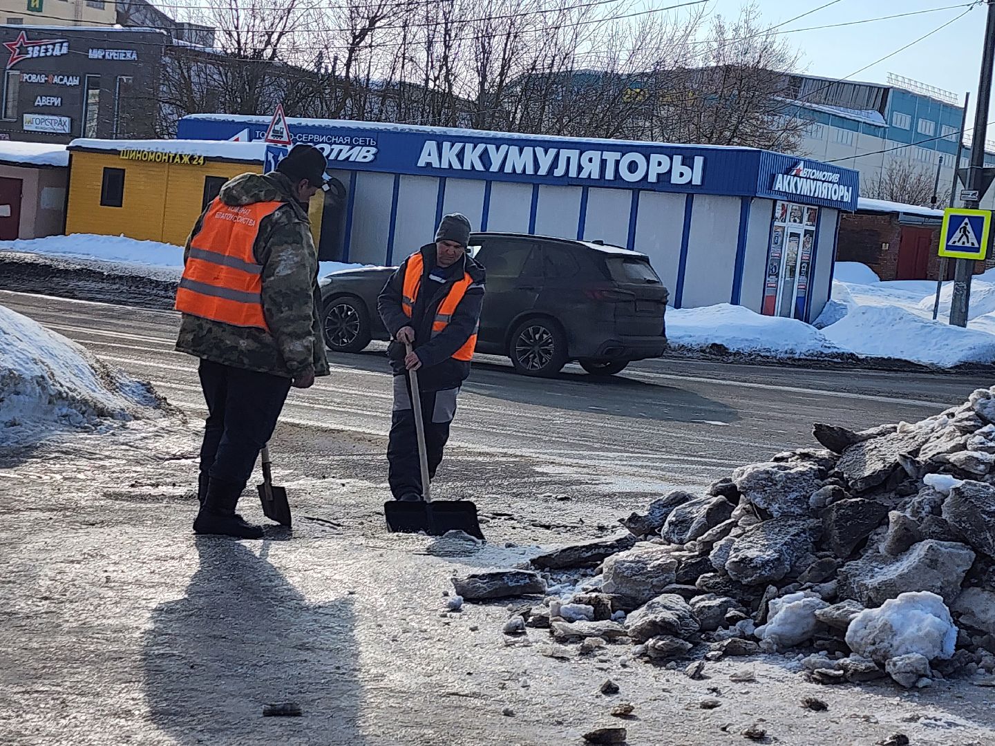 серпухов, подмосковье, улица звздная, устраняют гололед, коммунальная служба,
