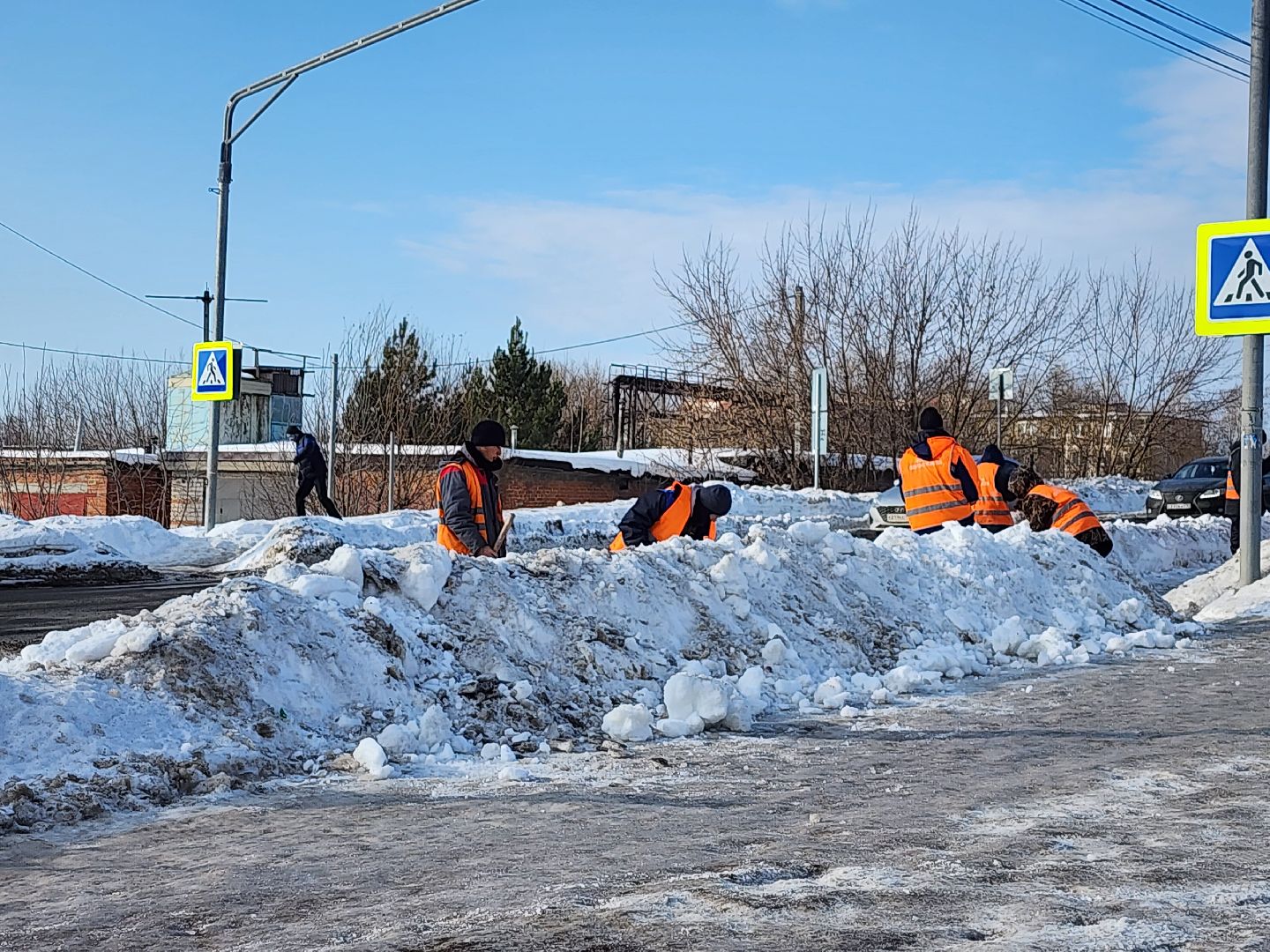 серпухов, подмосковье, улица звздная, устраняют гололед, коммунальная служба,