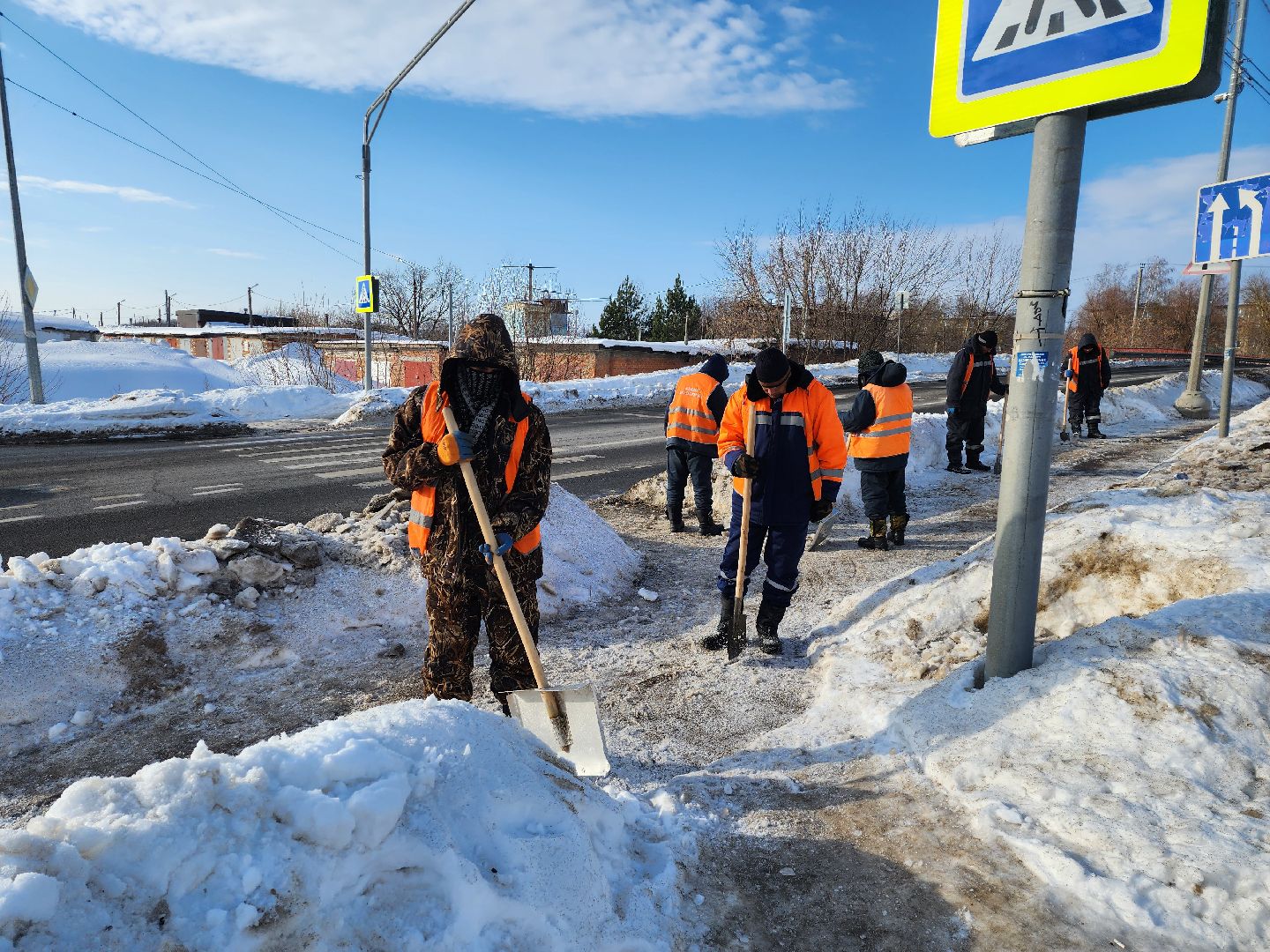 серпухов, подмосковье, улица звздная, устраняют гололед, коммунальная служба,